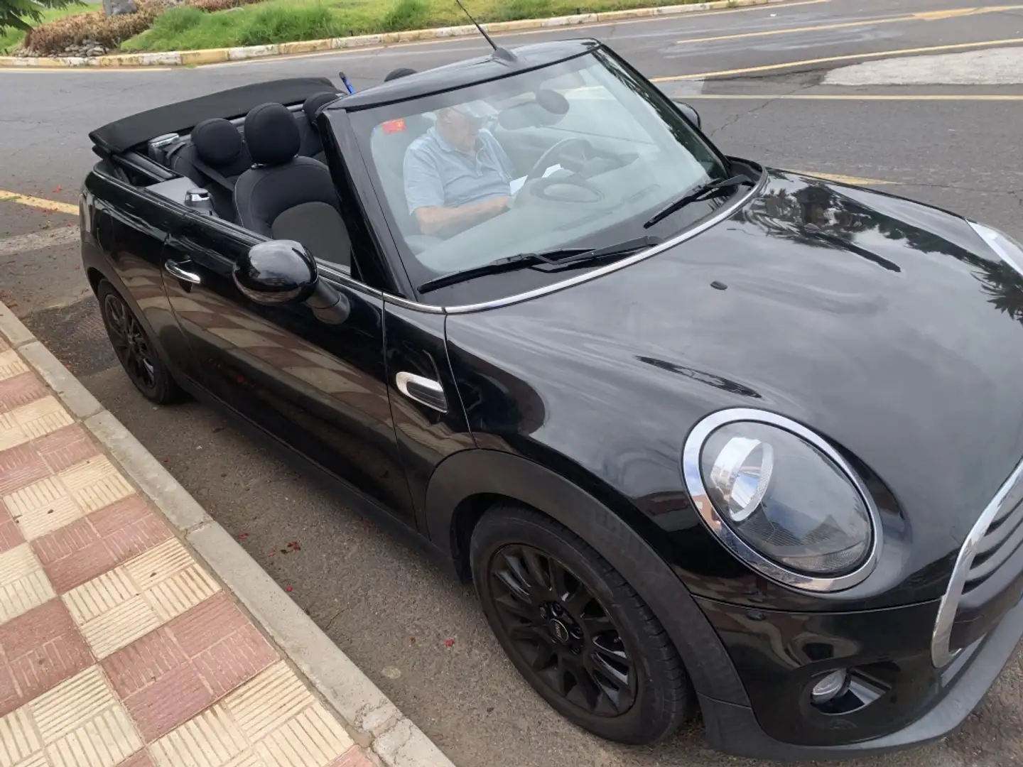 MINI Cooper Cabrio Zwart - 1