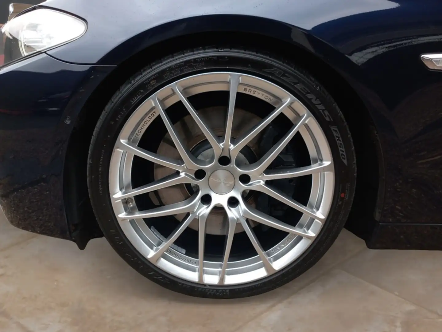 BMW 550 i Touring M Sportpaket + TÜV-05.26 Blau - 2