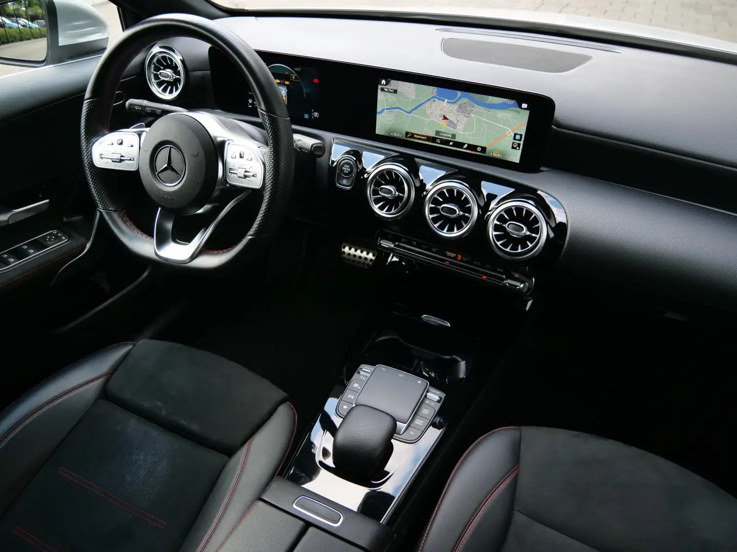 Mercedes-Benz A 200 164pk Business Solution AMG AUTOMAAT AMG-styling / Grijs - 2
