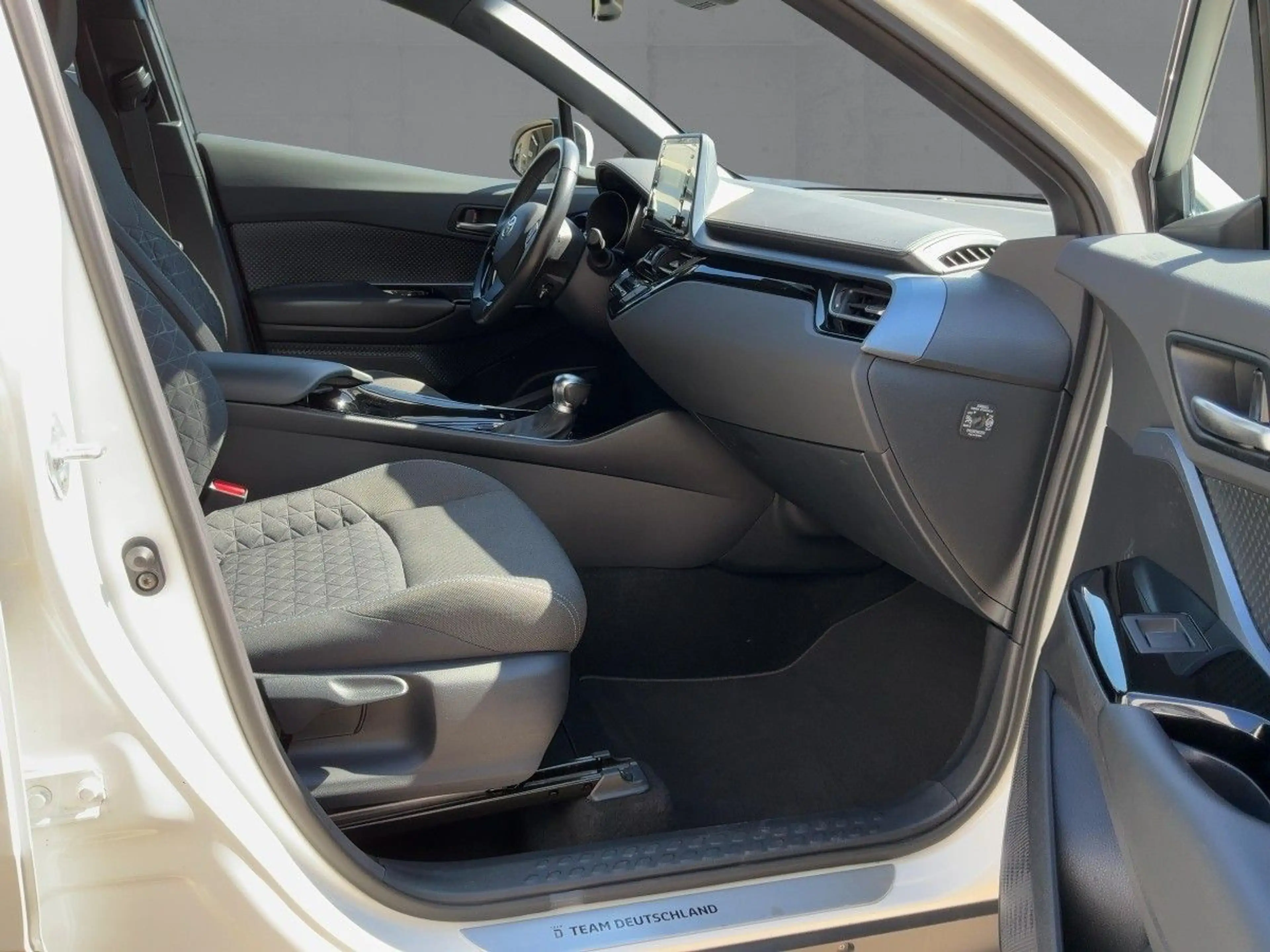 Toyota C-HR 2.0 Hybrid TEAM D Bi-LED+ACC+RFK+SHZ+DAB — photo 12