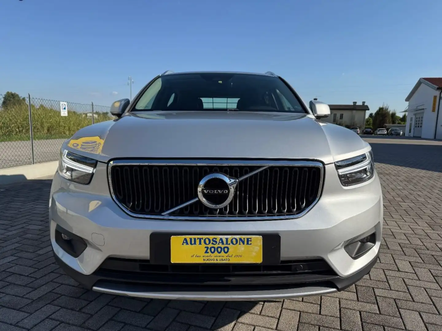 Volvo XC40 D3 AWD Geartronic Momentum Silber - 2