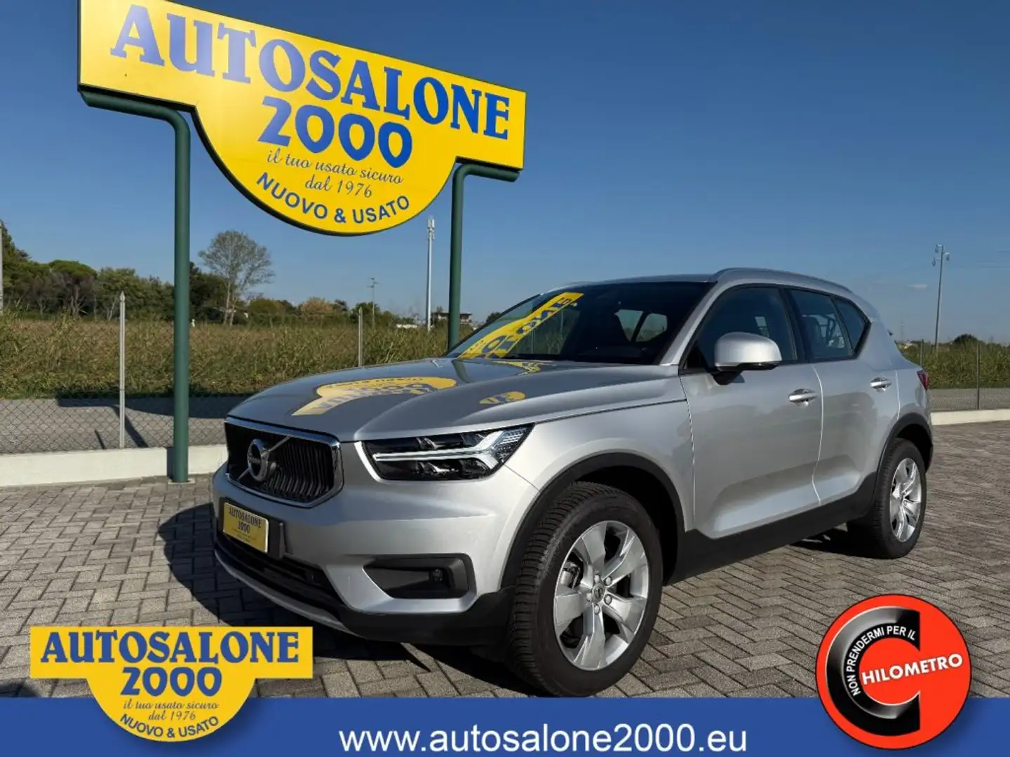 Volvo XC40 D3 AWD Geartronic Momentum Silber - 1