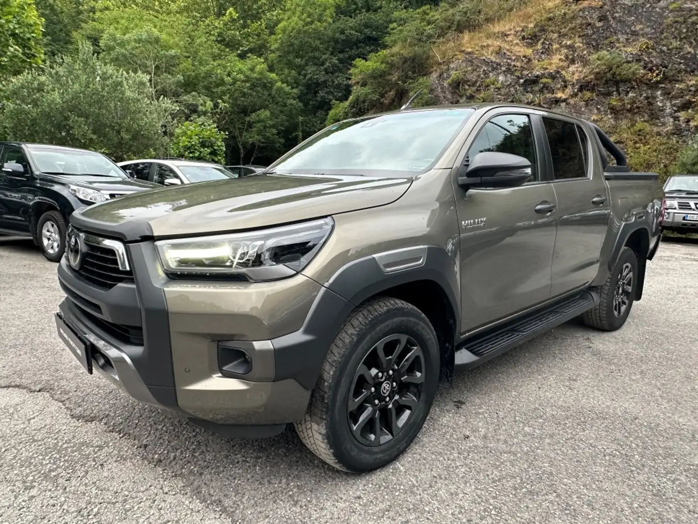 Toyota Hilux Cabina Doble Invincible Aut. Verde - 2