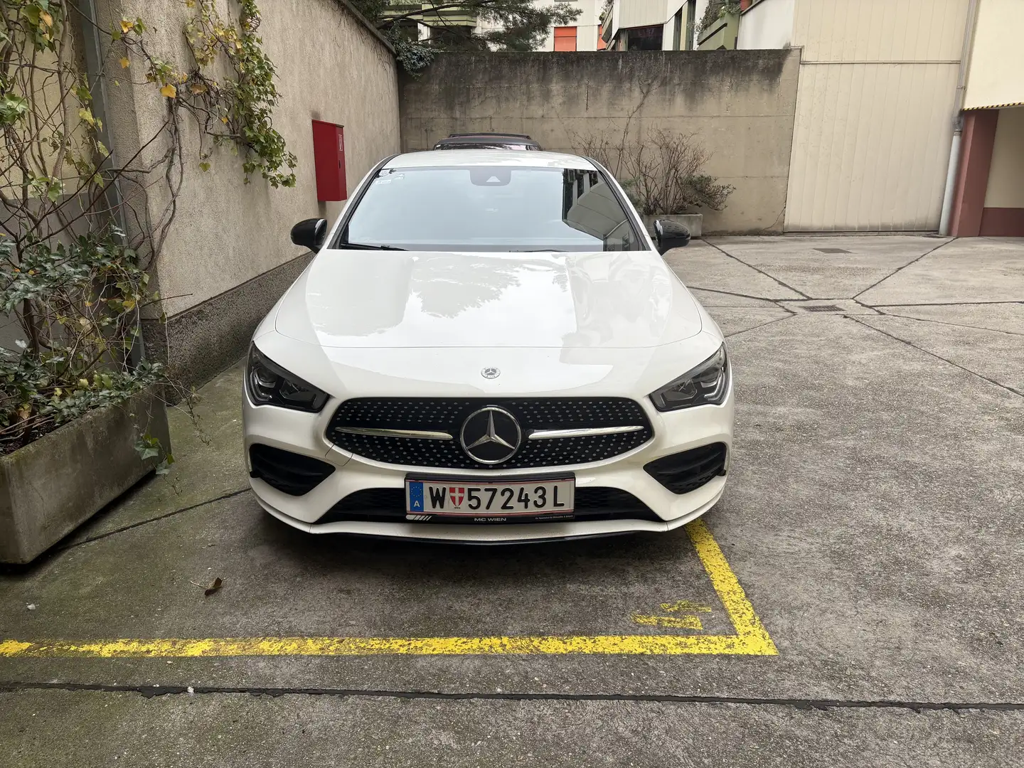 Mercedes-Benz CLA 180 Aut. Amg line Weiß - 1