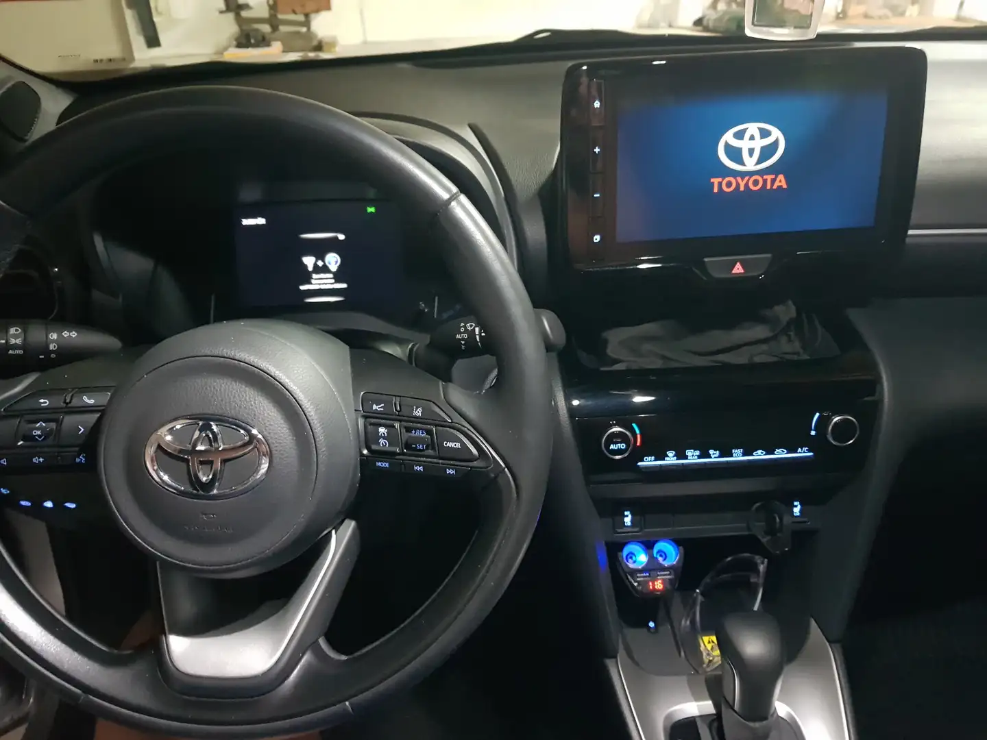 Toyota Yaris Cross Yaris Cross 1,5 VVT-i Hybrid  Aut. Active Drive Argintiu - 2