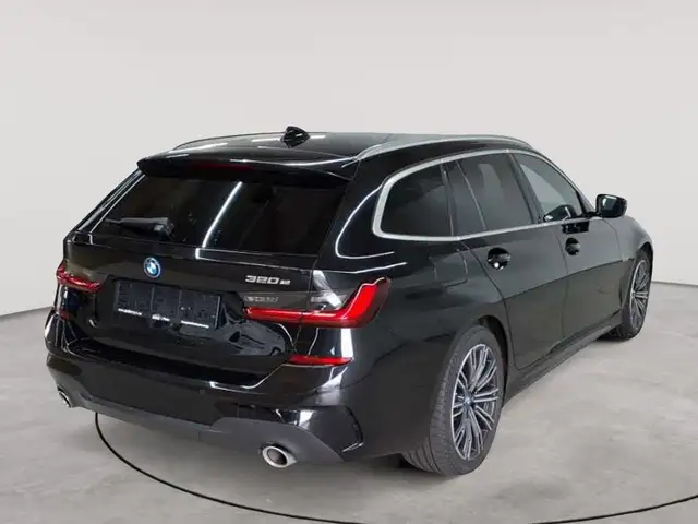 BMW 3 Series view 4