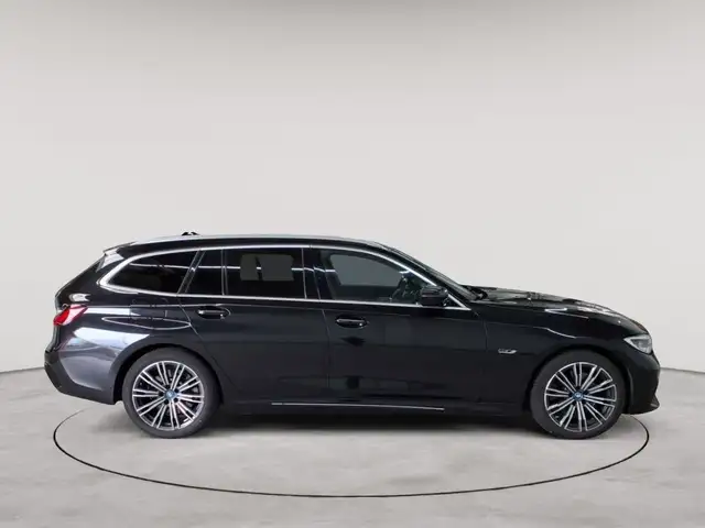 BMW 3 Series view 3