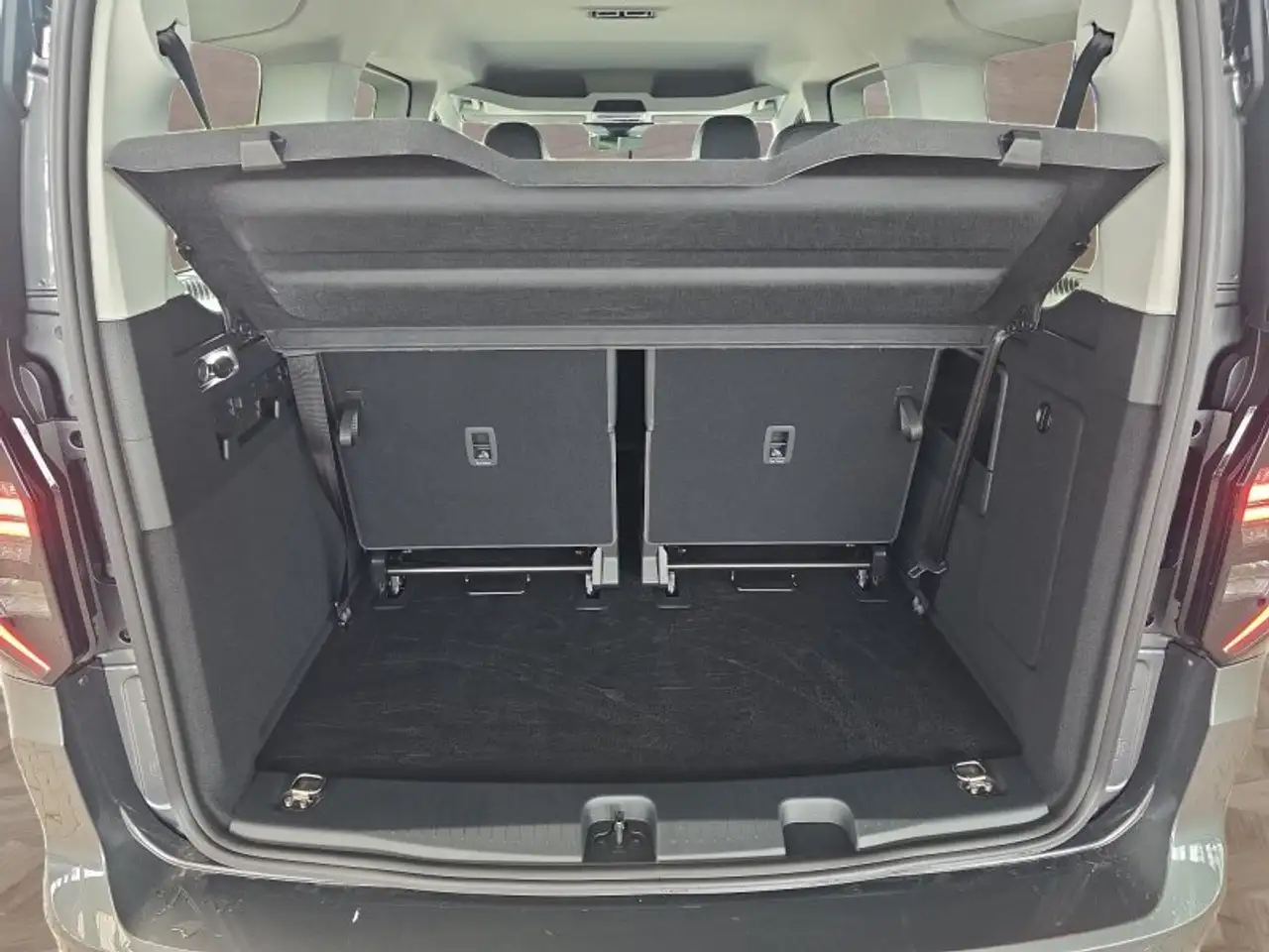 Volkswagen Caddy Maxi Style 1,5TSI DSG aAHK/LED/Navi/Kamera/Winterp 16