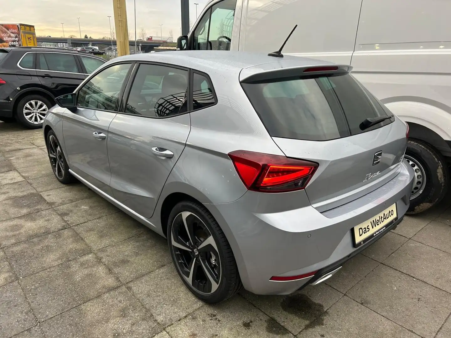 SEAT Ibiza 1.0 TSI 110 PK FR AUTOMAAT / LED / VIRTUAL / CARPL Grijs - 2