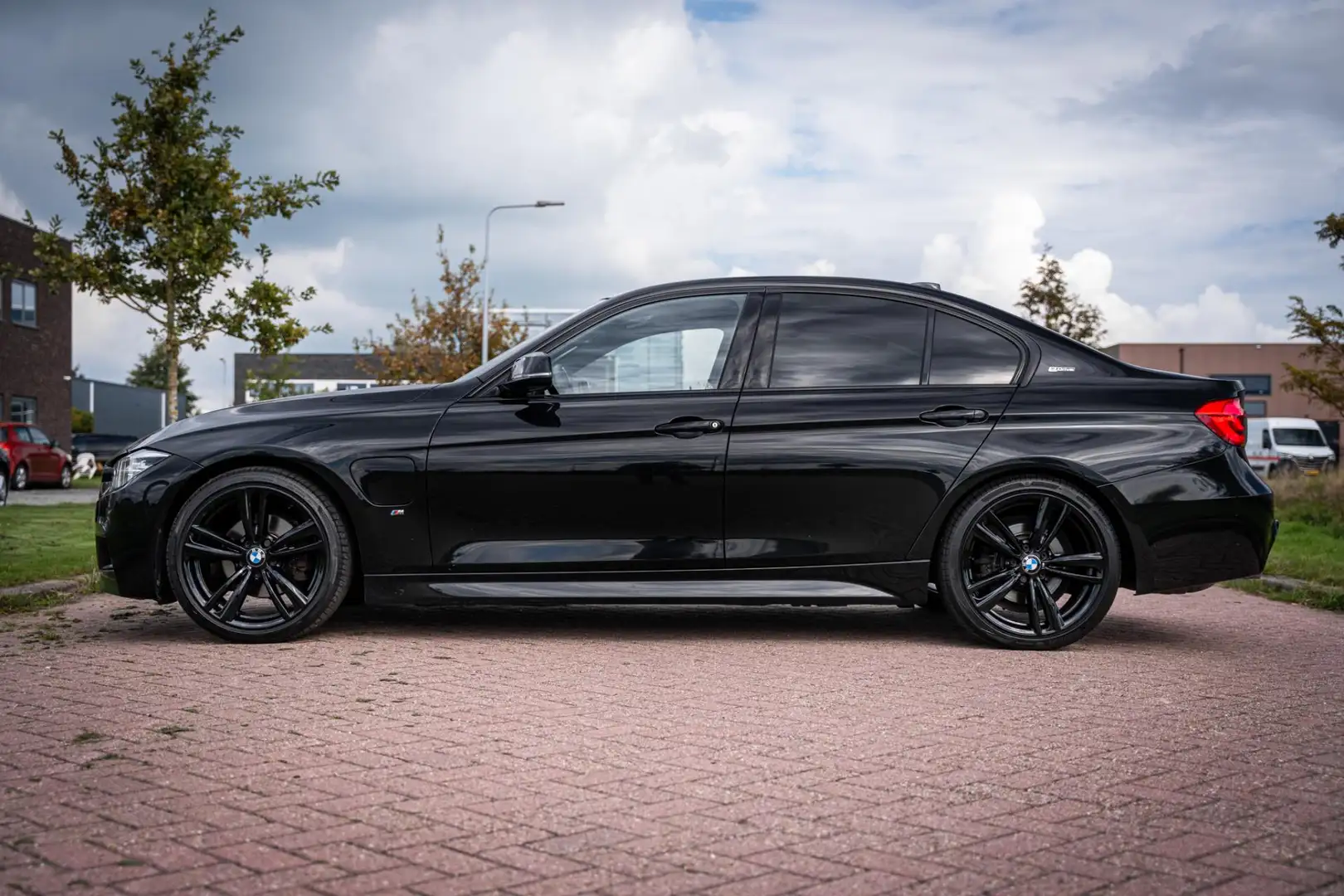 BMW 330 3-serie 330e M Sport High Executive Schwarz - 2