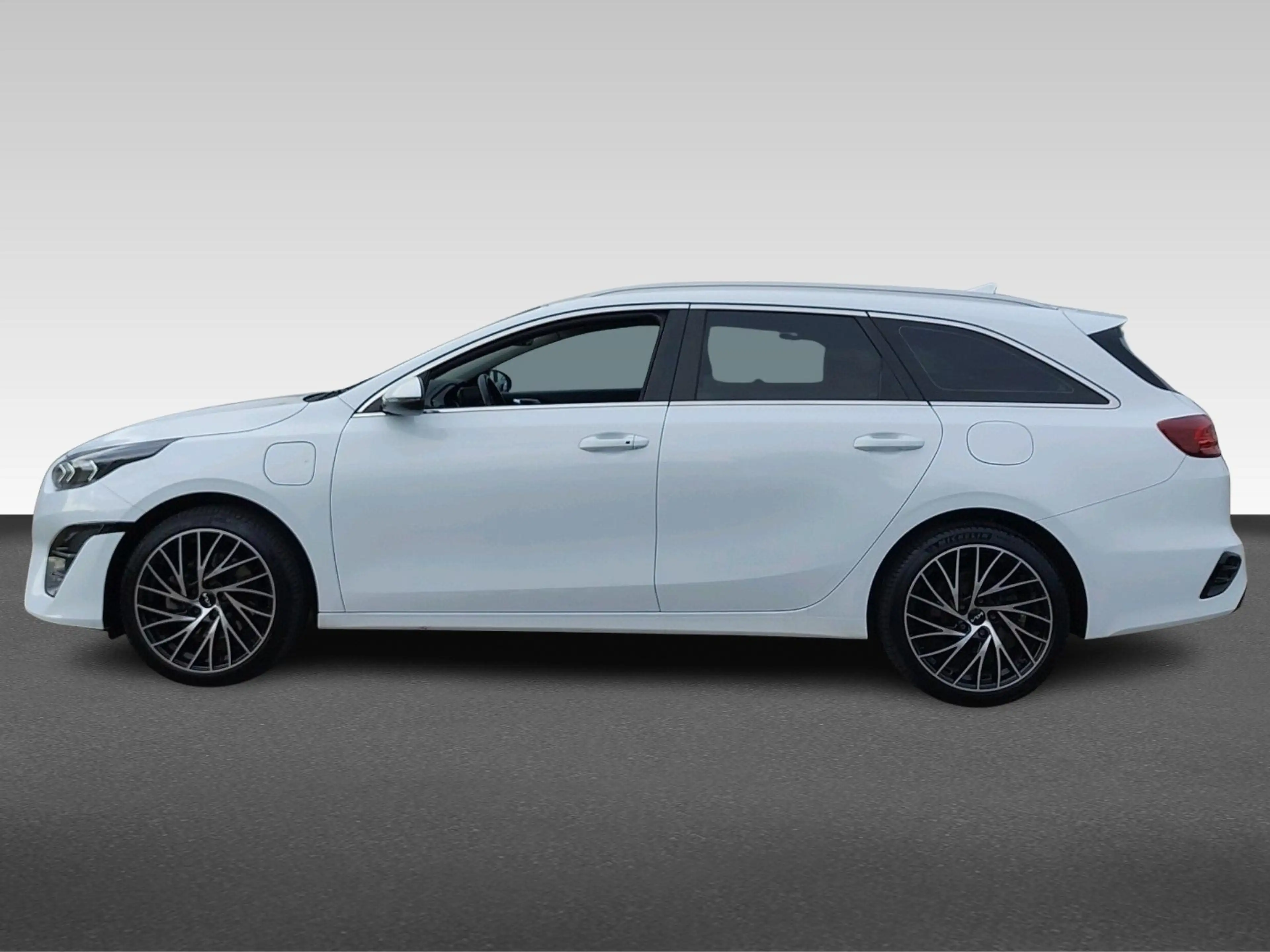 Kia Ceed SW / cee'd SW Sportswagon 1.6 GDI PHEV DynamicLine — photo 2