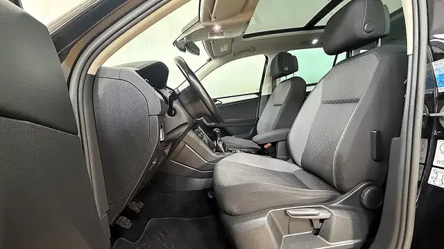 Volkswagen Tiguan view 4