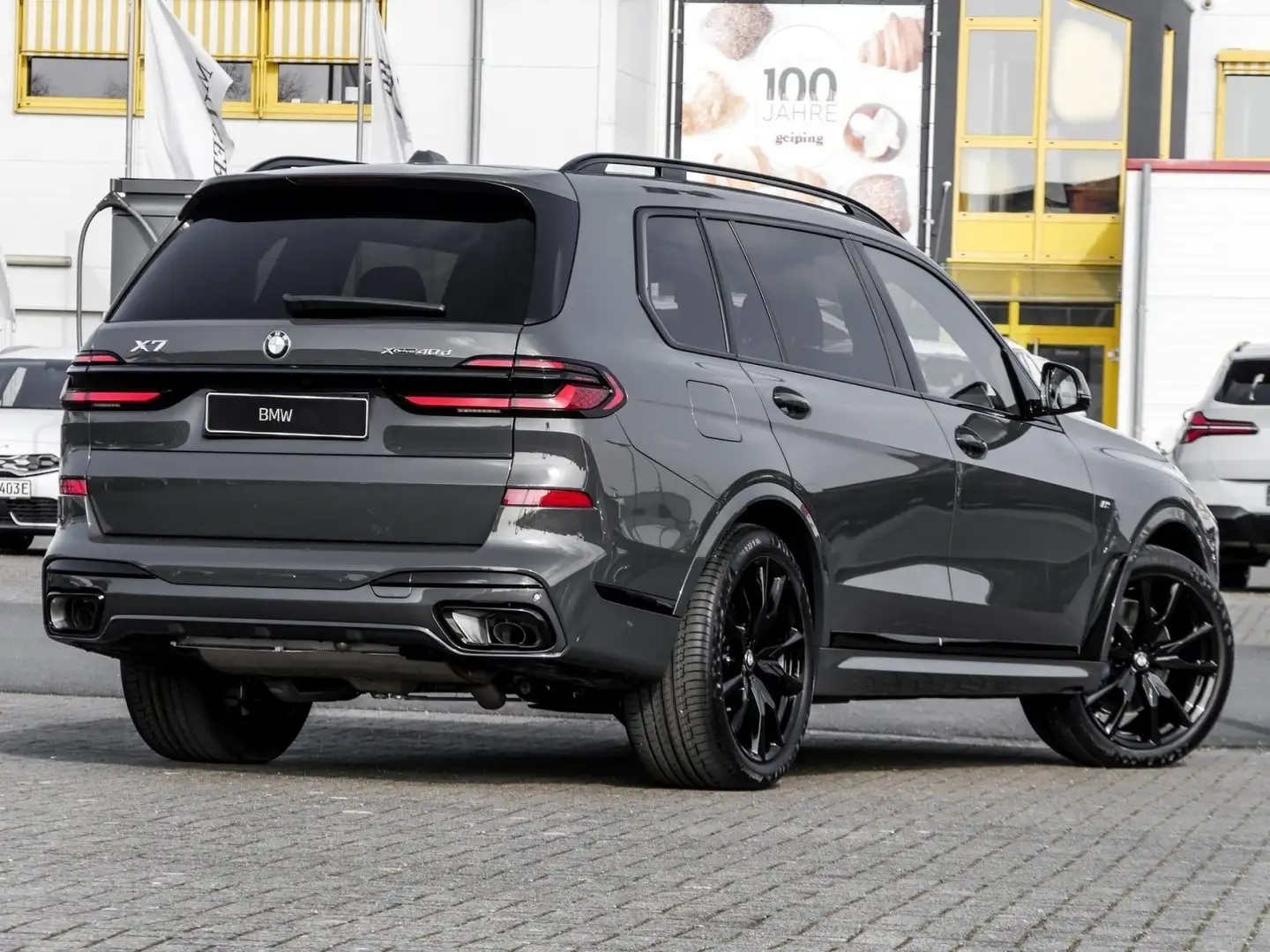 BMW X7 xDrive40d 22" M-Sport DA Prof. 360° H/K Standheizu Grijs - 2