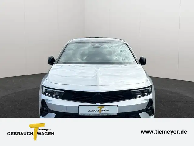 Opel Astra view 2