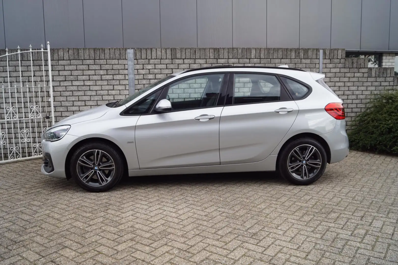 BMW 220 2-serie Active Tourer 220i High Executive Launch E Grijs - 2