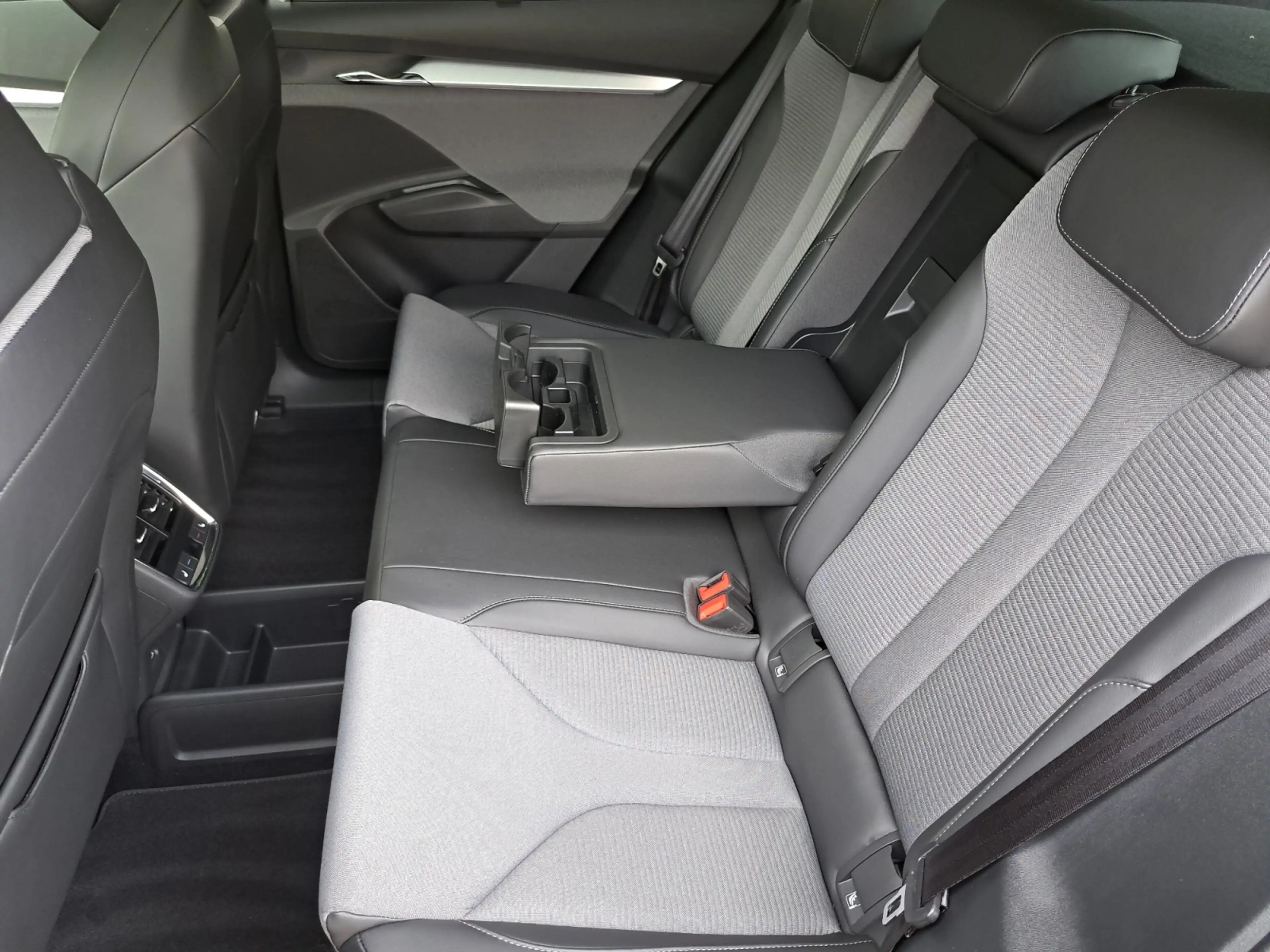 Skoda Enyaq Coupé 80 AHK PANO NAV 20" CANTON APP MATRIX HEAD — photo 12