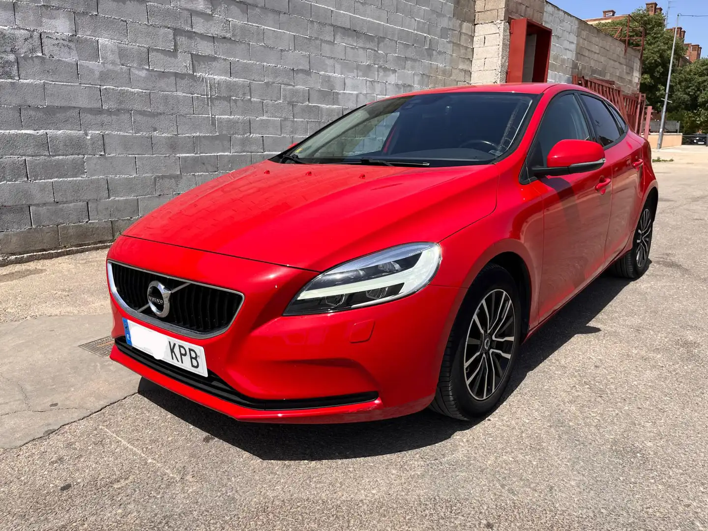 Volvo V40 t2 momentum Rojo - 1