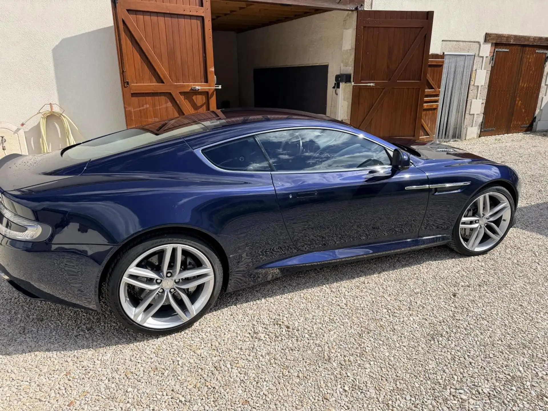 애스턴마틴 DB9 Coupe 2016 네이비 사진 3