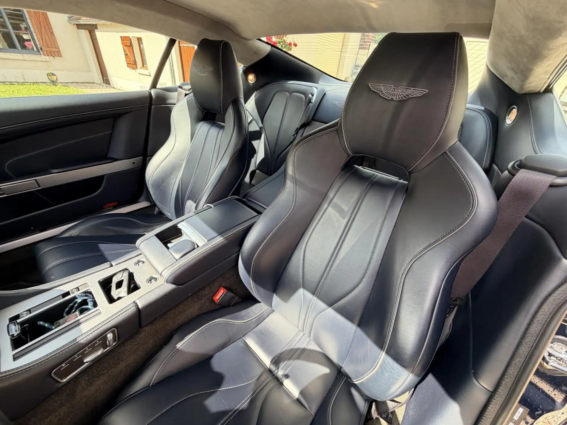 애스턴마틴 DB9 Coupe 2016 네이비 사진 8