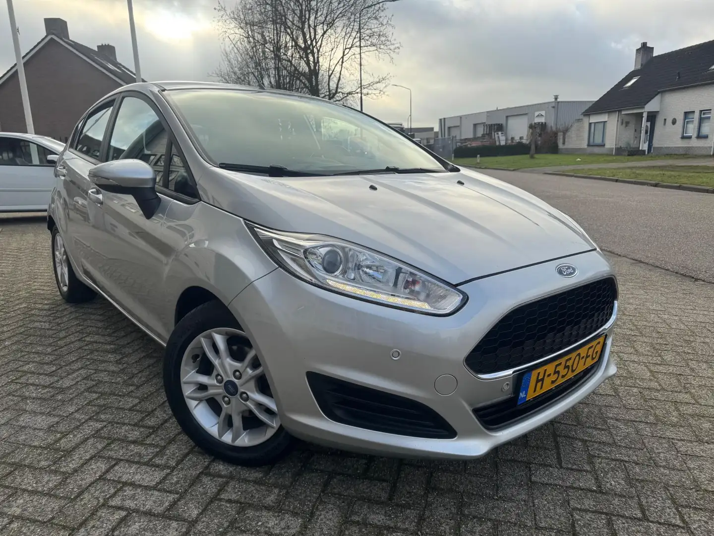 Ford Fiesta 1.5 TDCi Titanium Airco, Navi, Cruise Grau - 2
