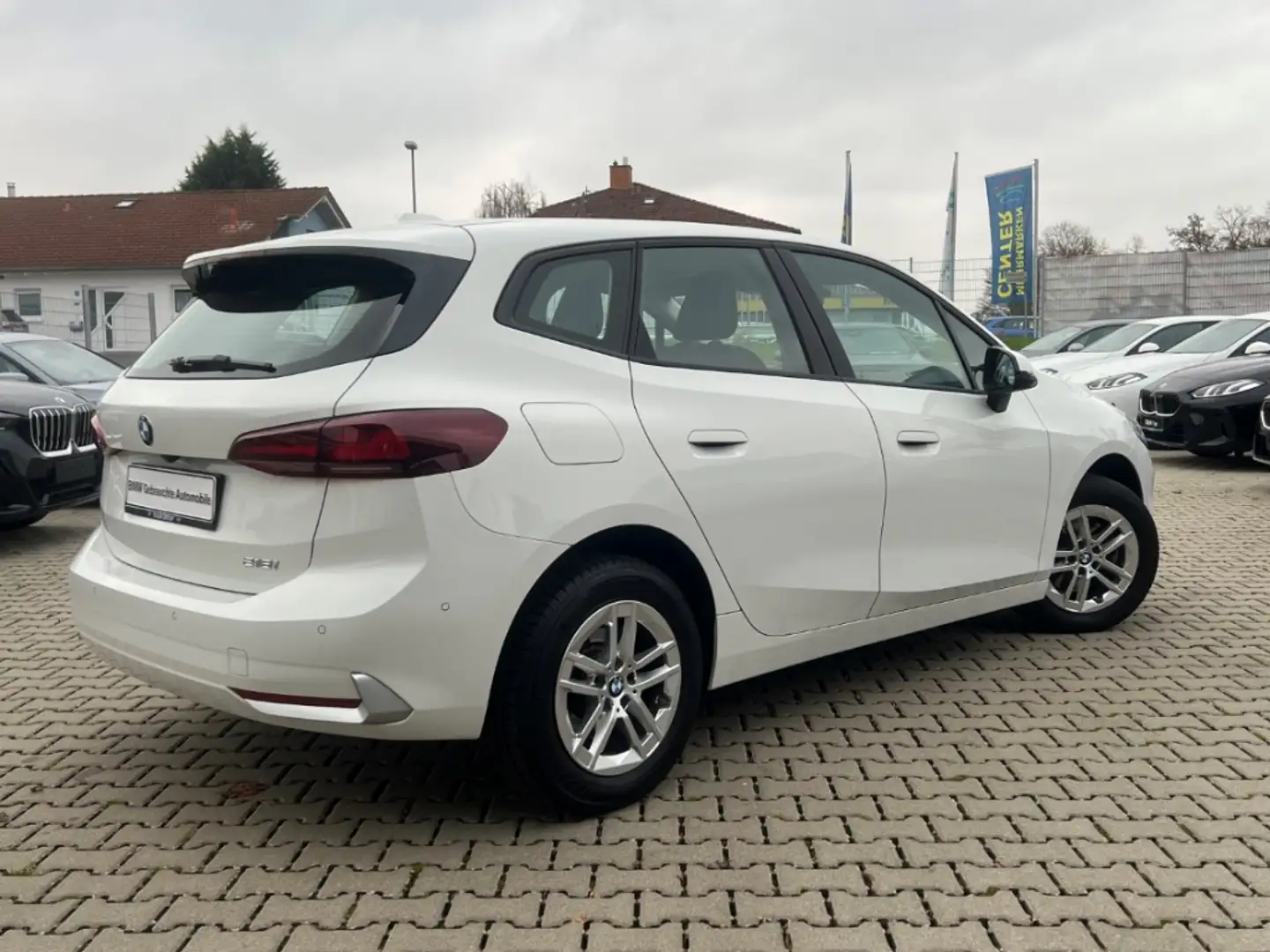 BMW 218 Active Tourer i A Navi Parkass. LED 2-Z-Klimaautom Weiß - 2