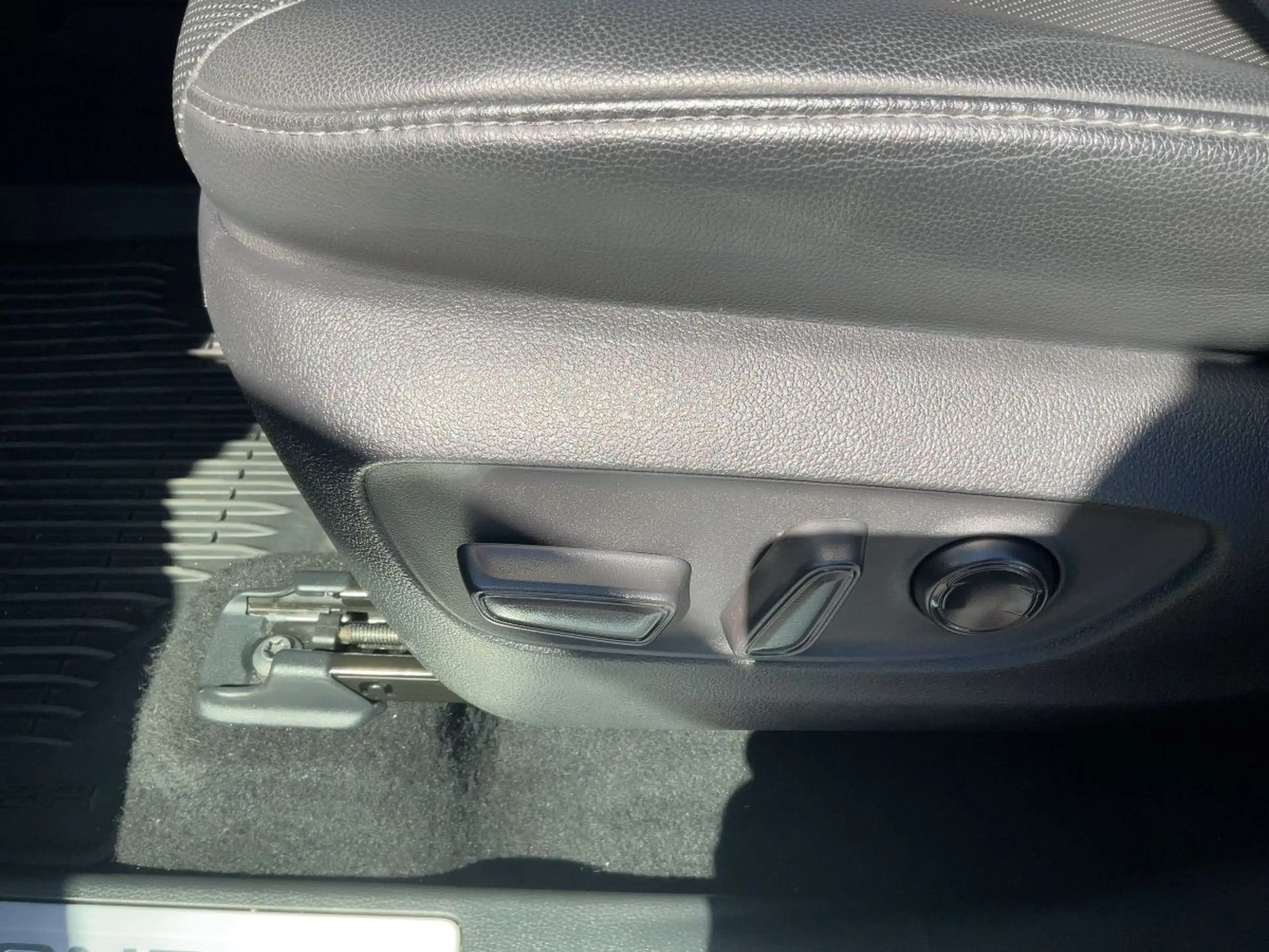 Toyota Highlander 2.5 LUXURY LED+NAVI+HuD+JBL+7-SITZER — photo 16