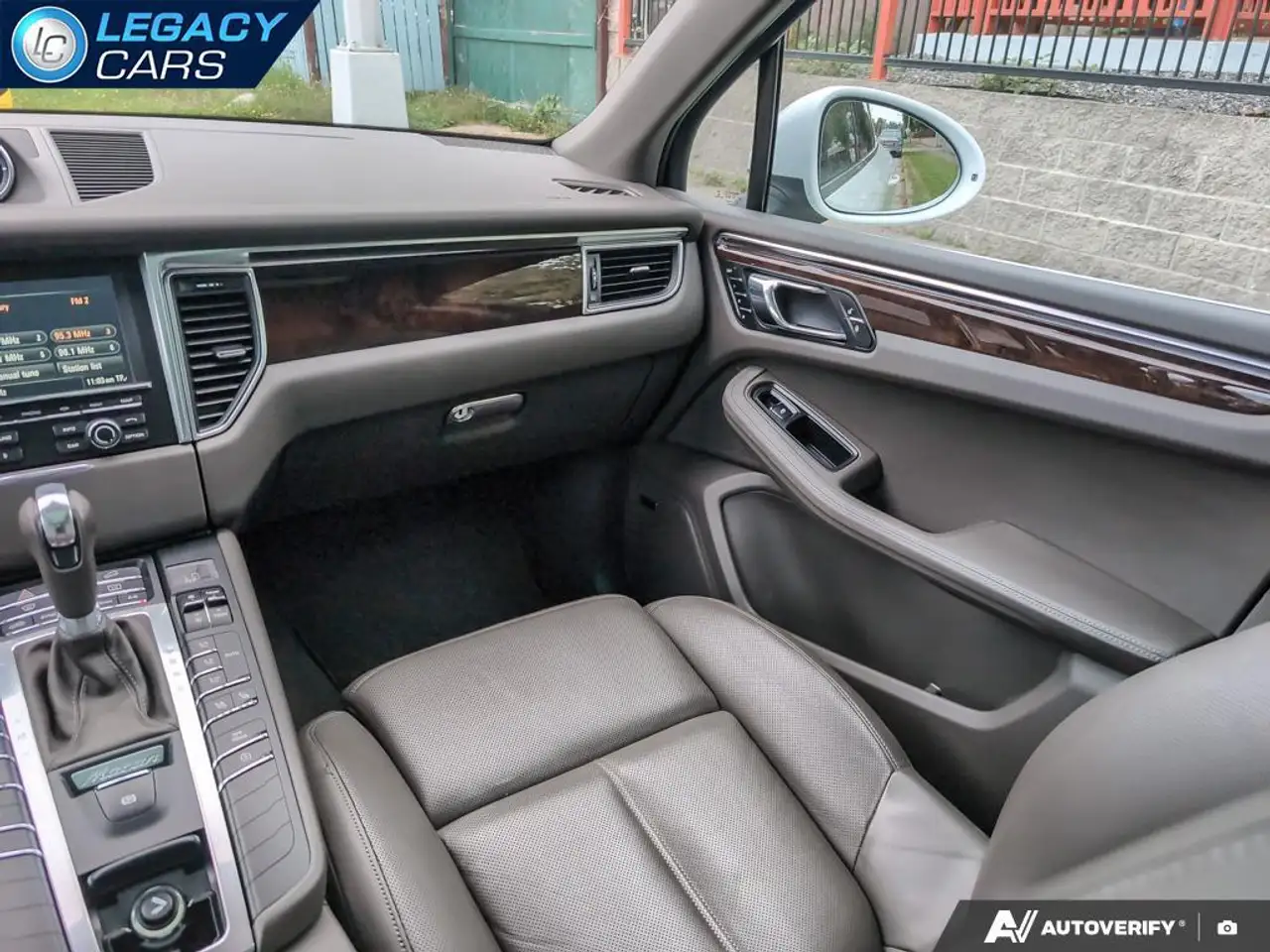 Porsche Macan photo Porsche Macan