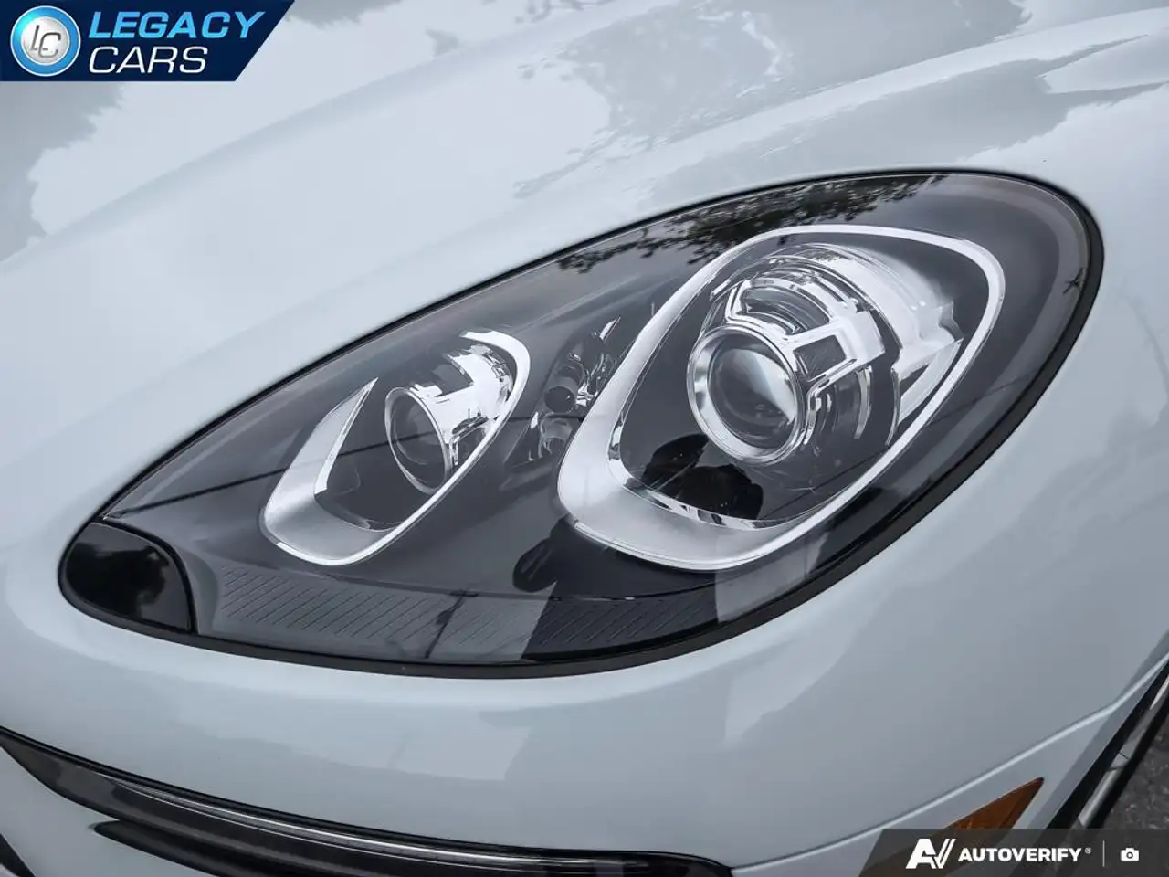 Porsche Macan photo Porsche Macan