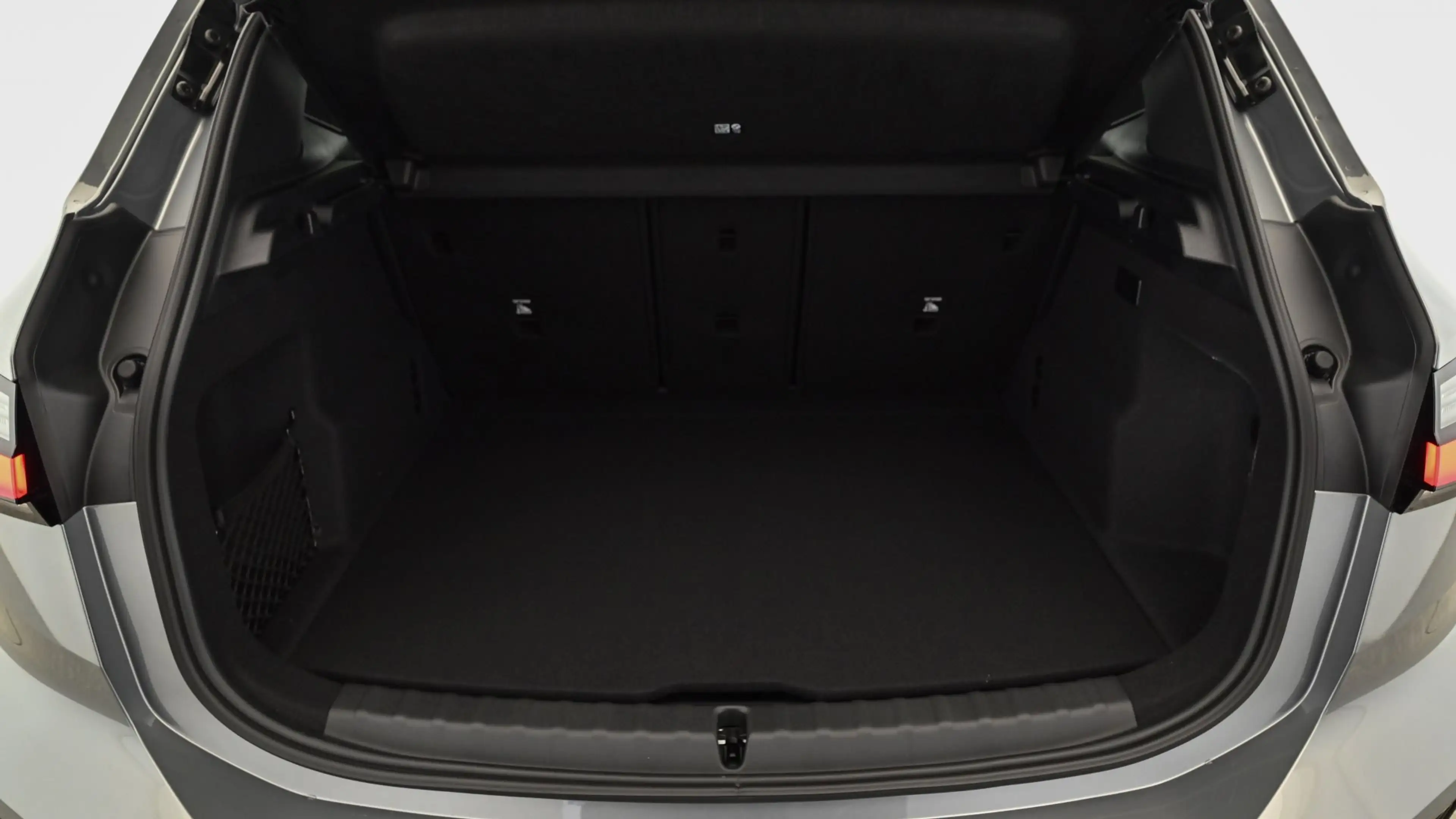 BMW 225 e xDrive — photo 6