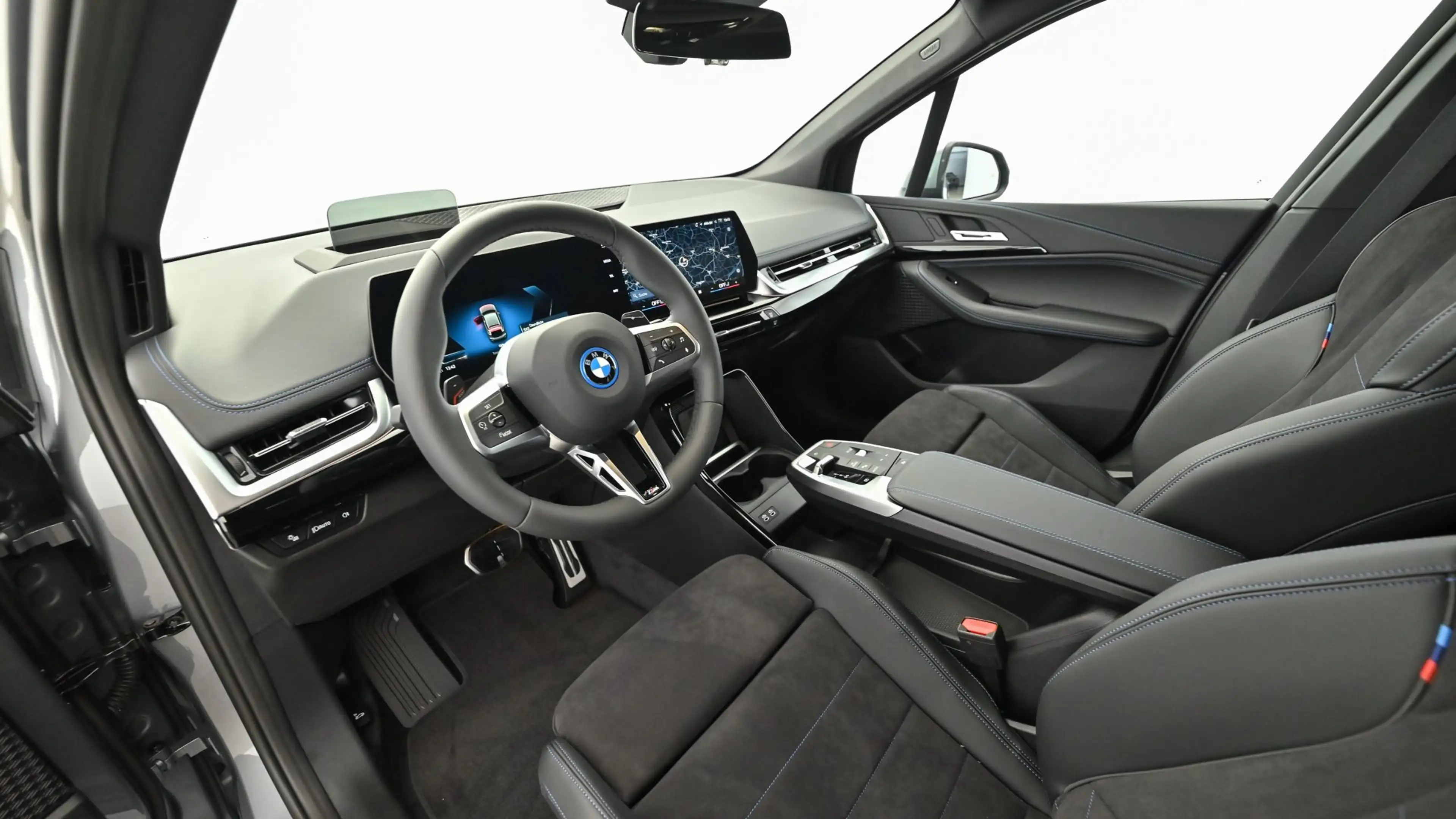 BMW 225 e xDrive — photo 13
