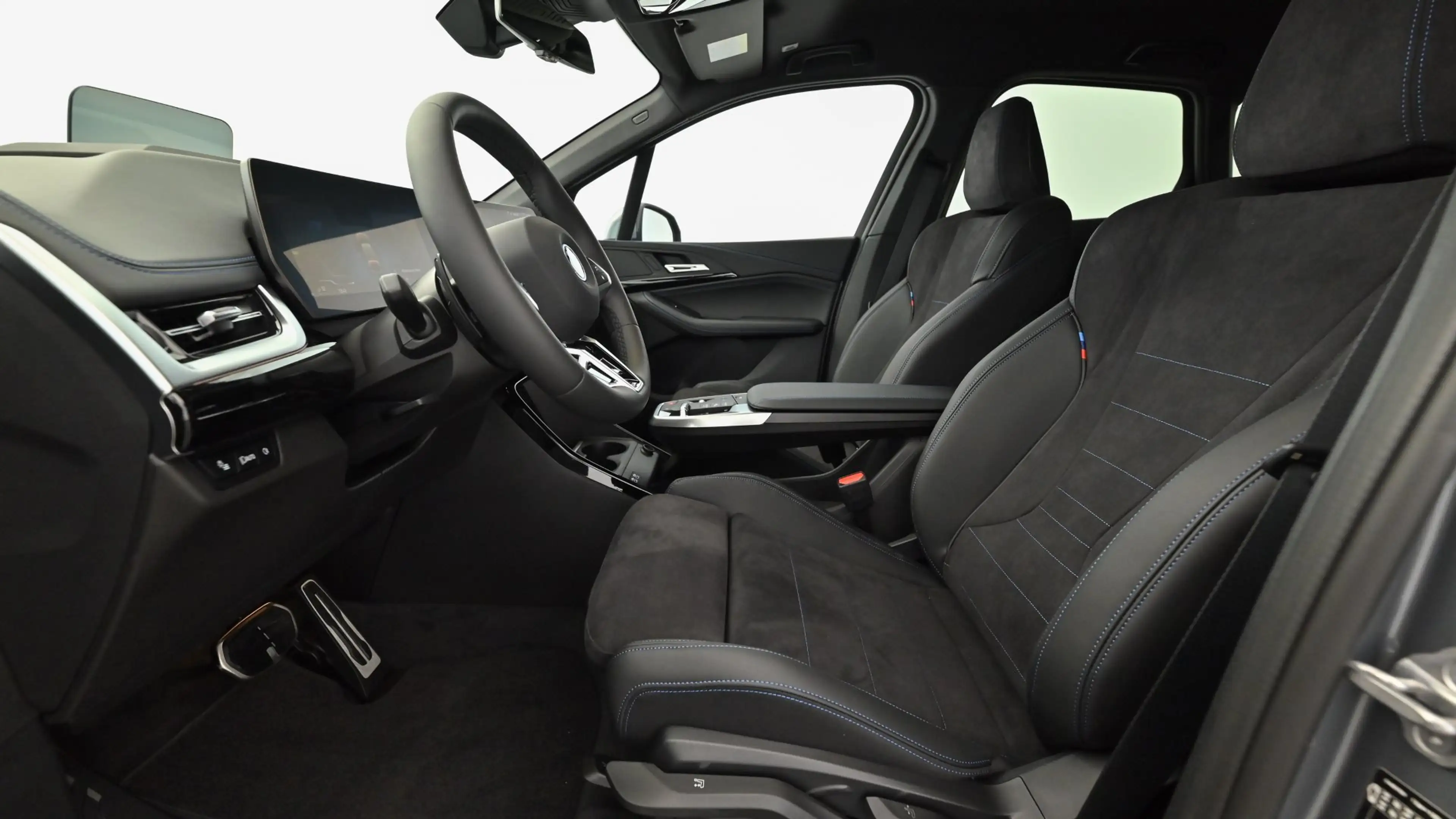 BMW 225 e xDrive — photo 14