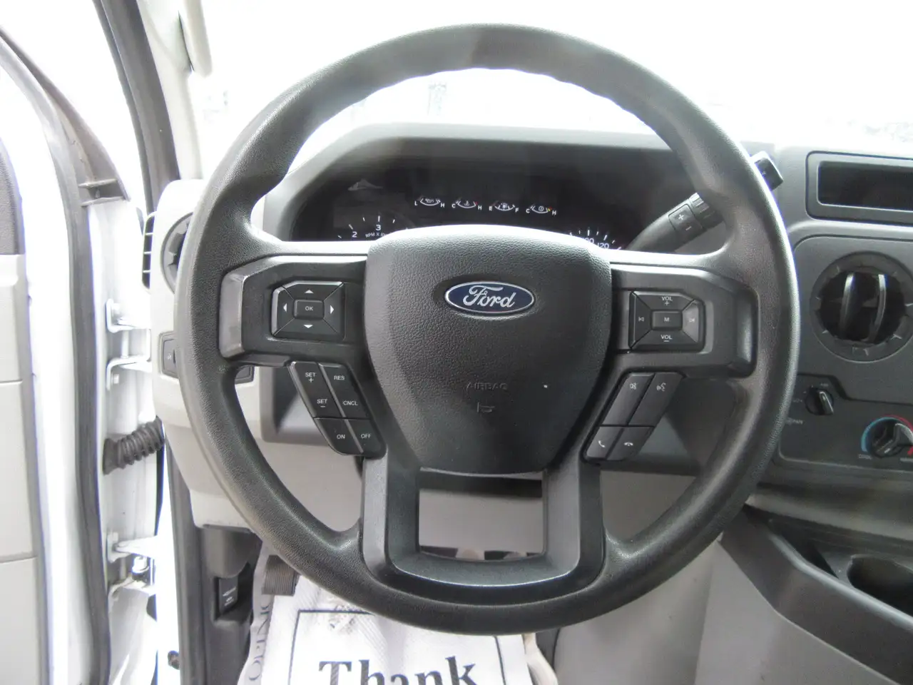 Ford E-450 снимка Ford E-450