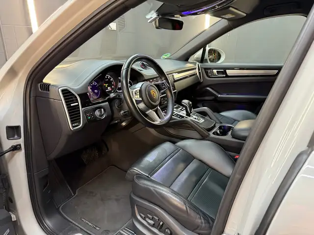 Porsche Cayenne view 6