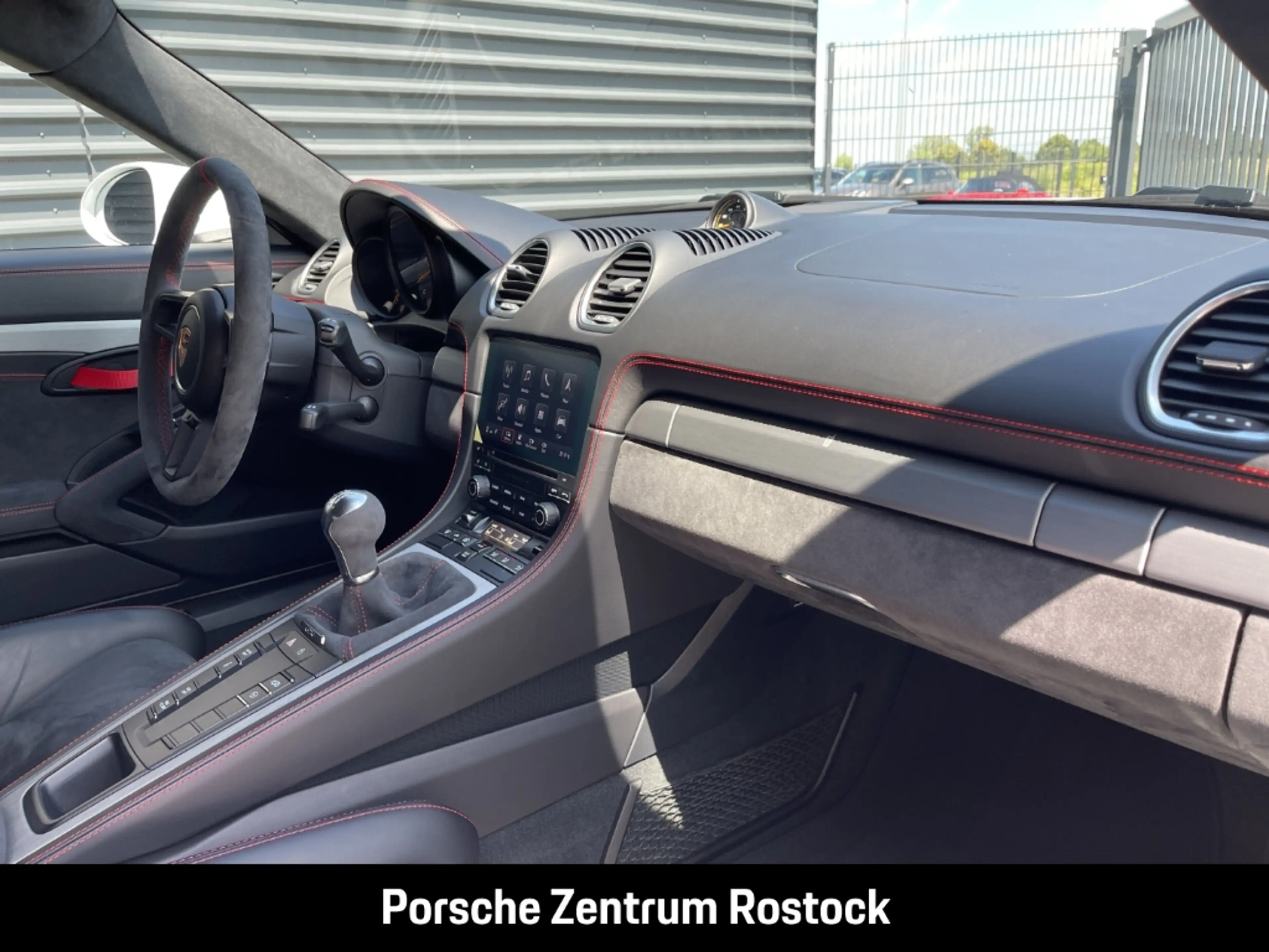 Porsche Cayman 718 GT4 — photo 28