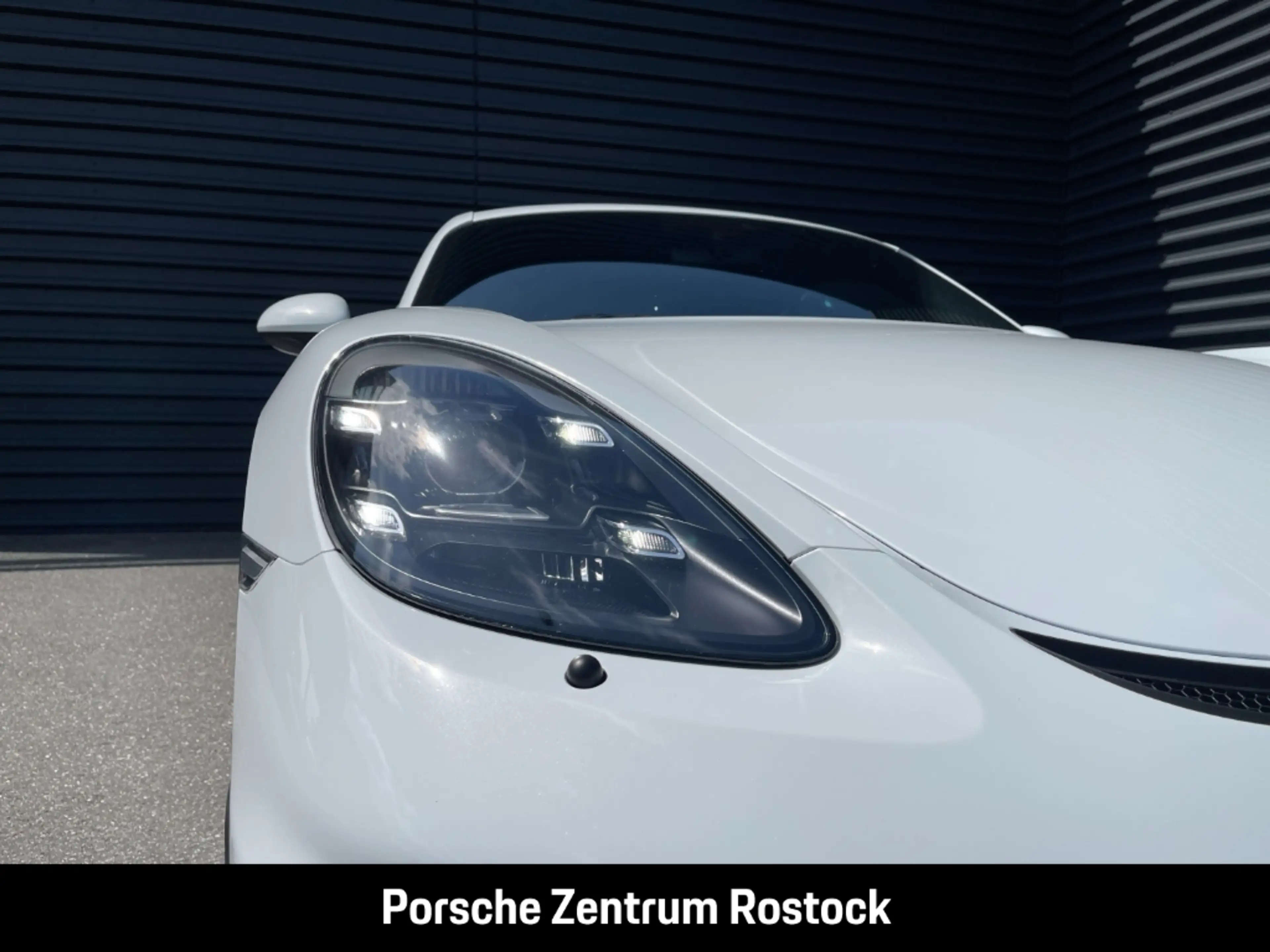 Porsche Cayman 718 GT4 — photo 9