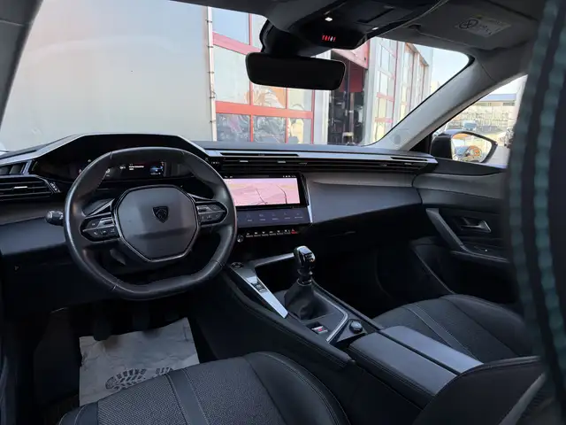 Peugeot 308 view 4