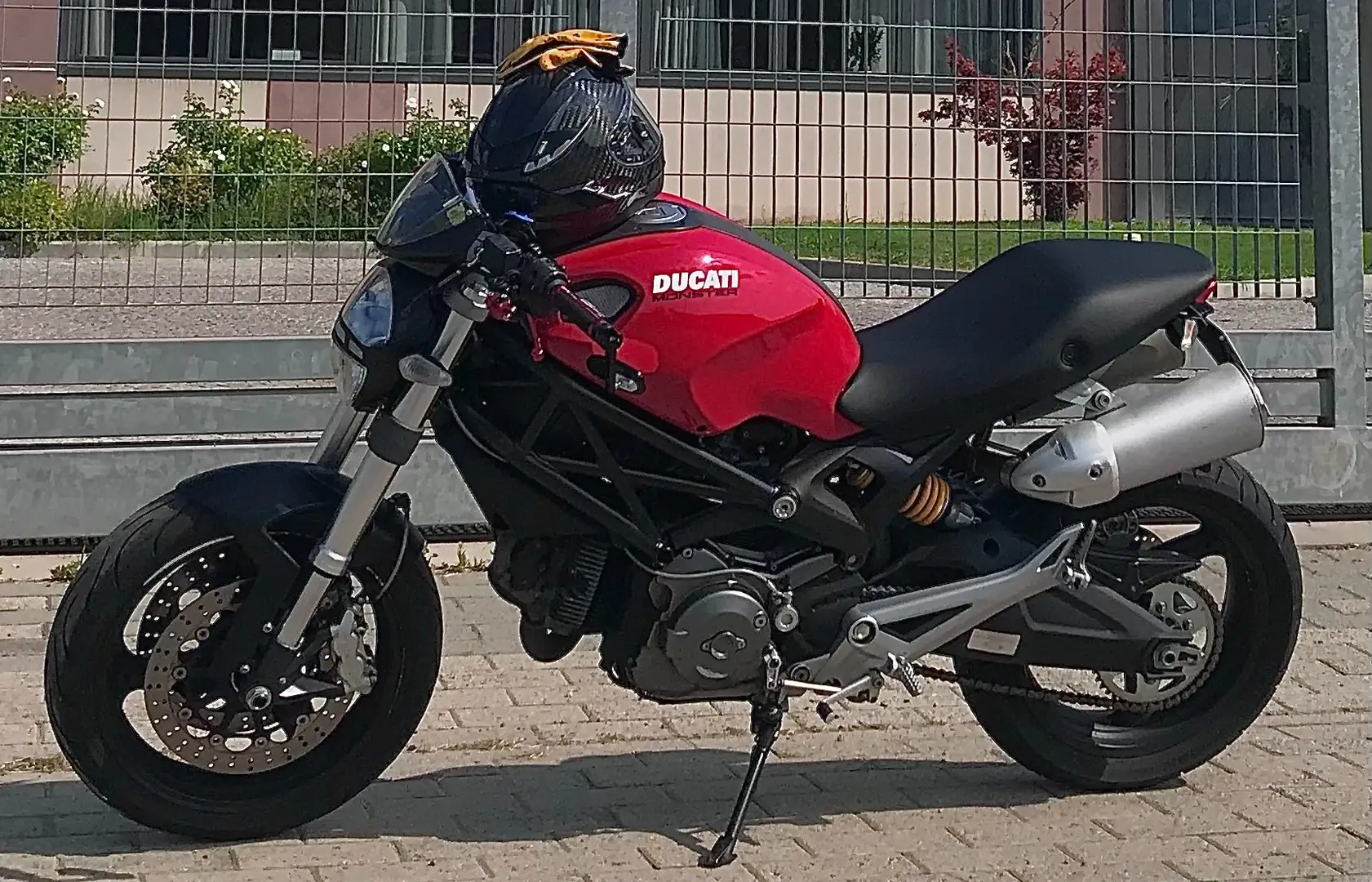 Ducati Monster 696 - 1