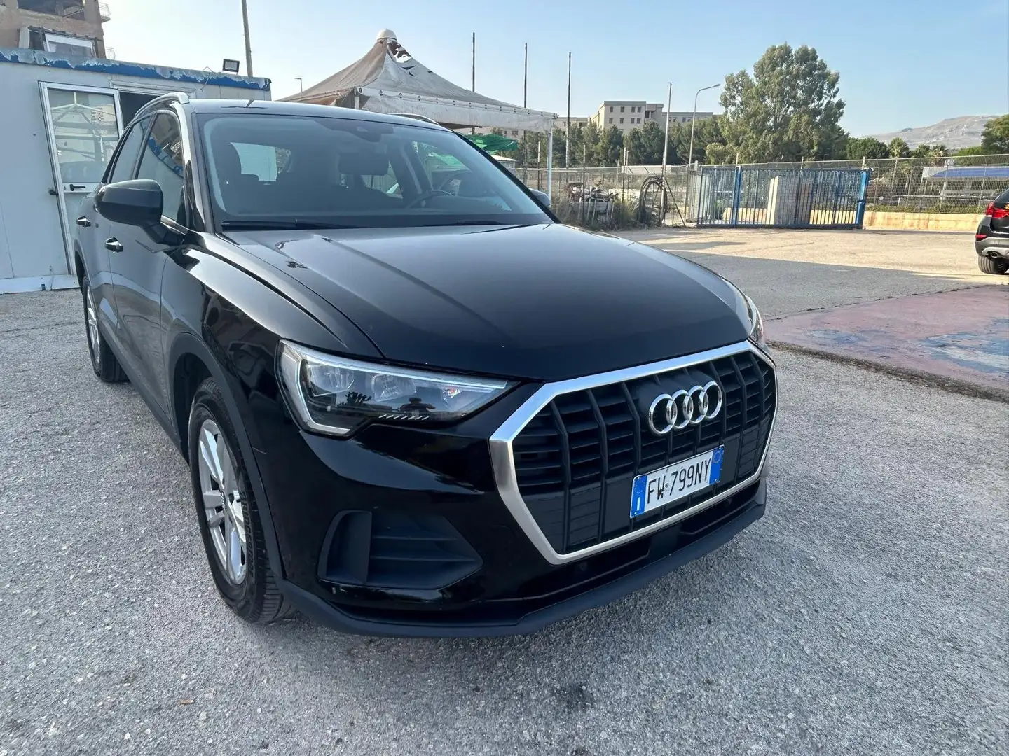 Audi Q3 2.0 tdi Business 150cv s-tronic Zwart - 1