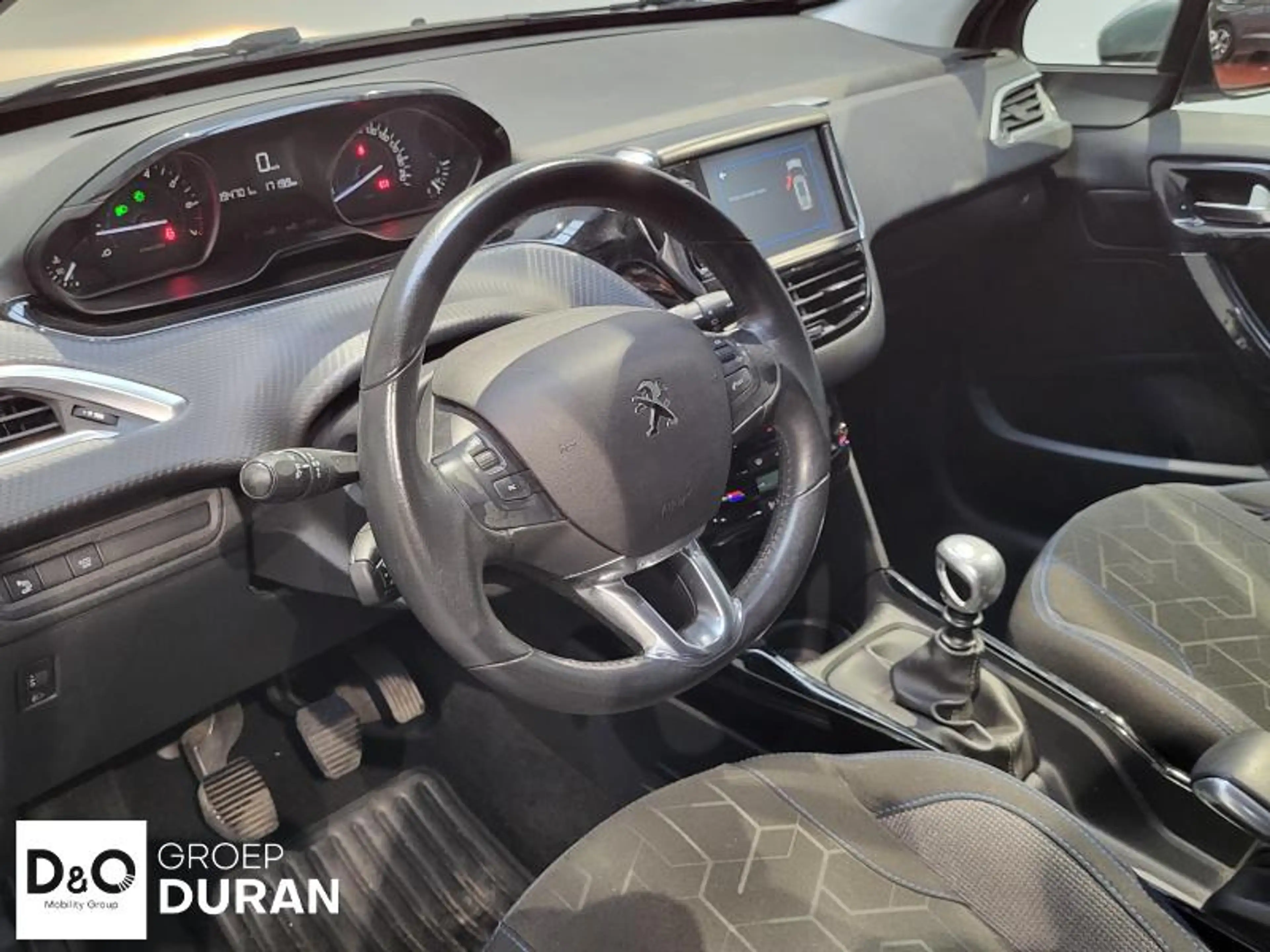 Peugeot 2008 Signature 1.2 Turbo man.6 — photo 14