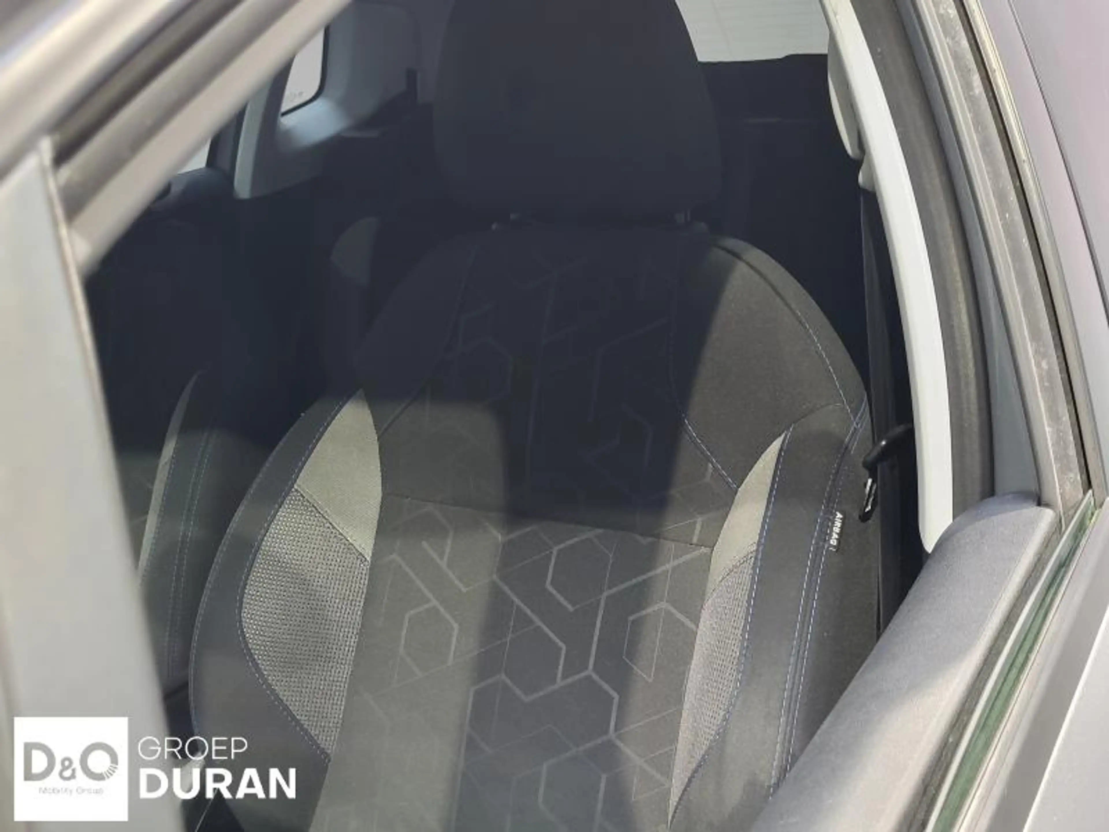 Peugeot 2008 Signature 1.2 Turbo man.6 — photo 9