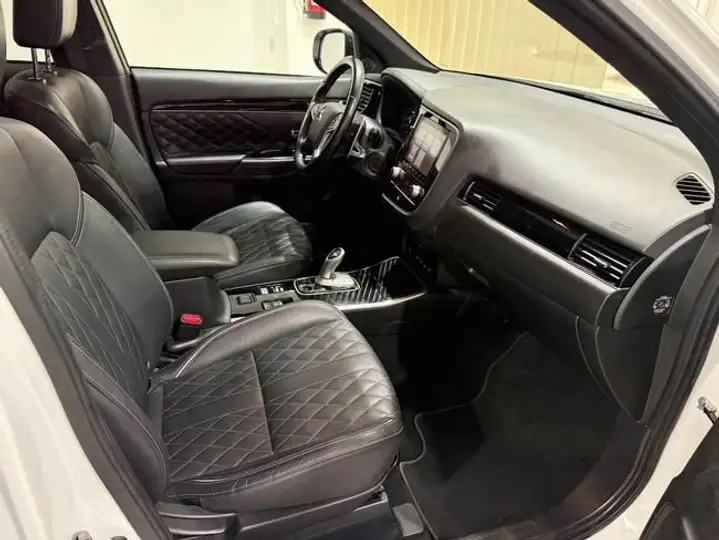 Mitsubishi Outlander PHEV Kaiteki 4WD 2020, foto 8