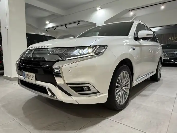 Mitsubishi Outlander PHEV Kaiteki 4WD 2020
