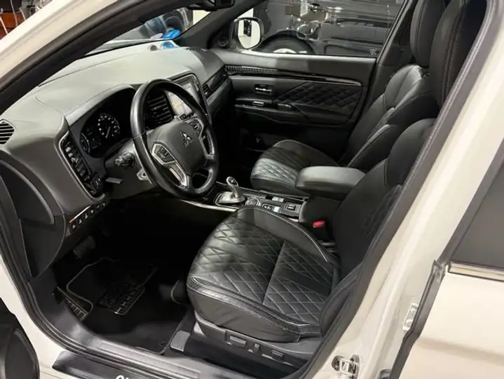 Mitsubishi Outlander PHEV Kaiteki 4WD 2020, foto 2