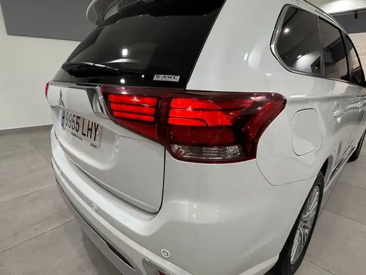 Mitsubishi Outlander PHEV Kaiteki 4WD 2020, foto 37