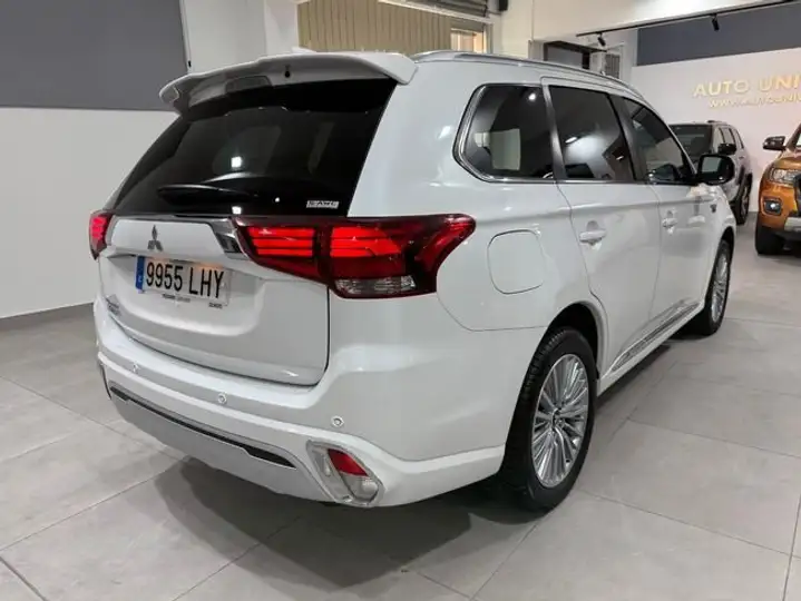 Mitsubishi Outlander PHEV Kaiteki 4WD 2020, foto 3