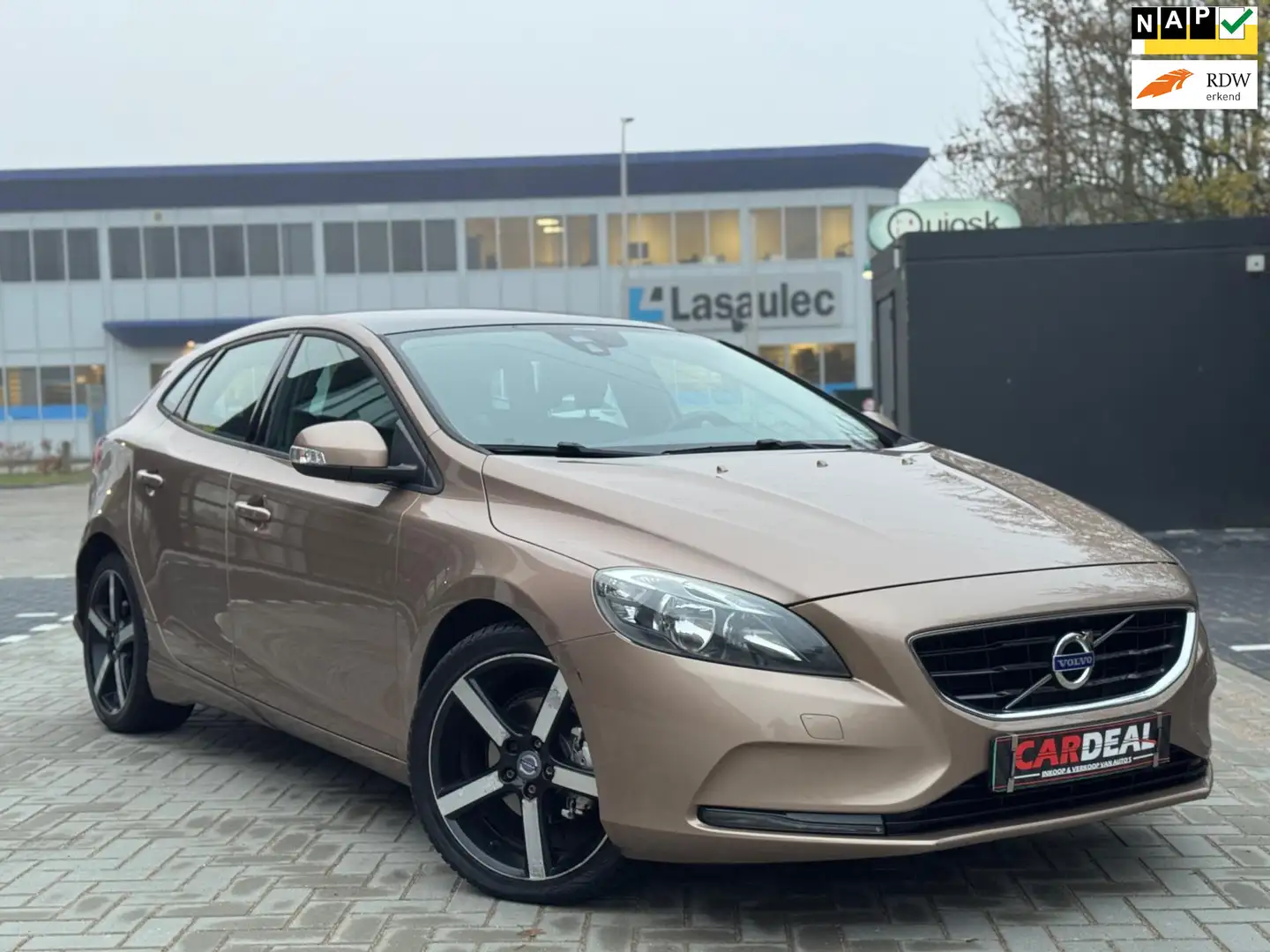 Volvo V40 1.6 D2 Kinetic R-DESIGN | PANO|LEER|NAVI|CRUISE|NA Bruin - 1