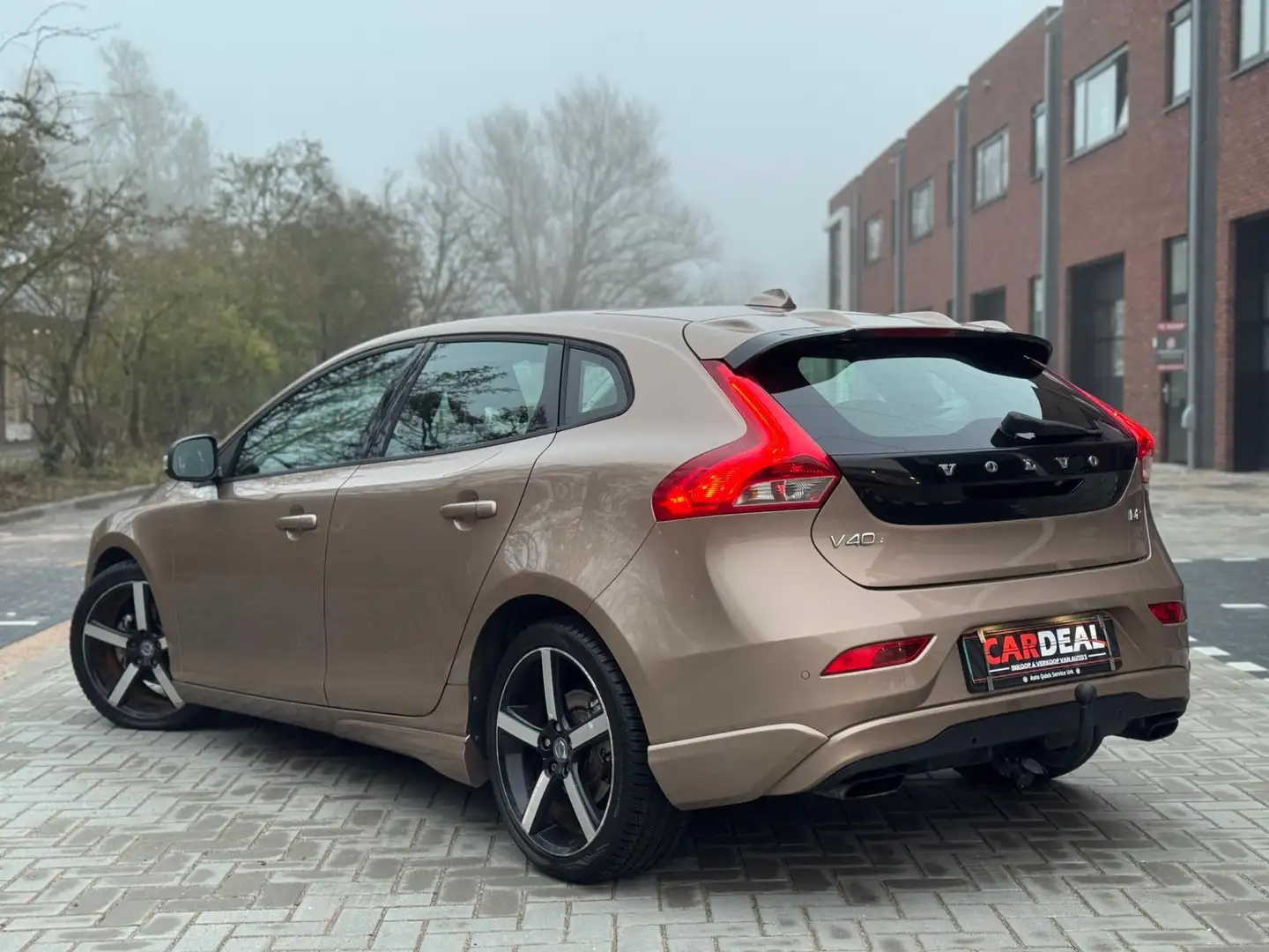 Volvo V40 1.6 D2 Kinetic R-DESIGN | PANO|LEER|NAVI|CRUISE|NA Bruin - 2