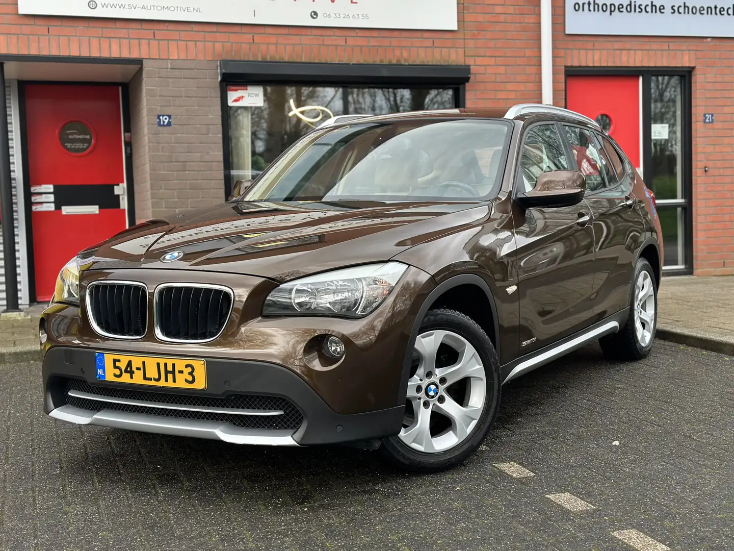 BMW X1 sDrive 18i Executive Org Nederlands / Dealer onder Brun - 2