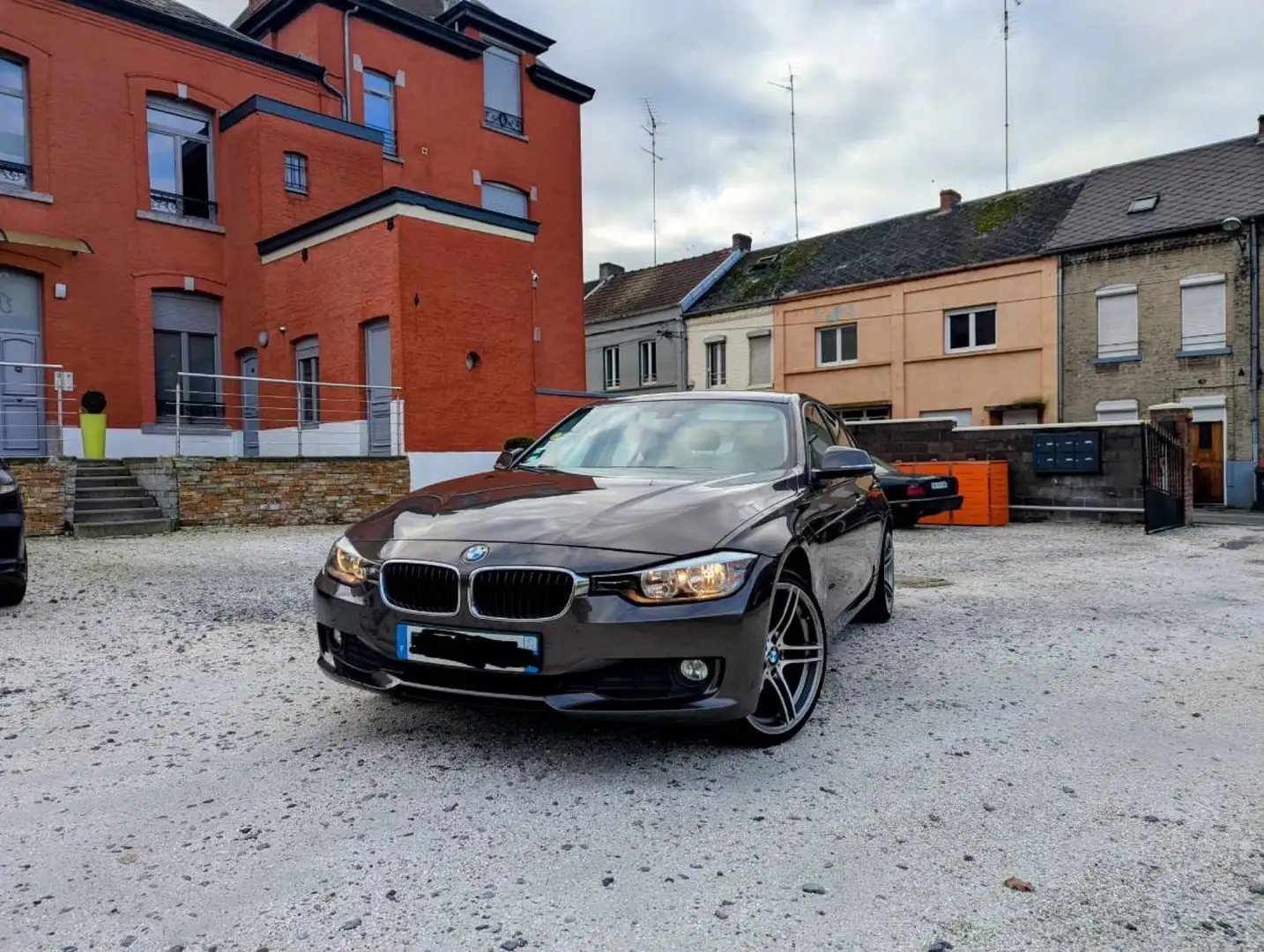 BMW 318 318d 143 ch Edition Luxe A Brun - 1