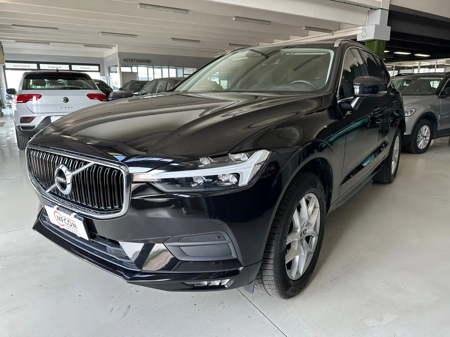 Volvo XC60 2.0 b4 Momentum awd auto Noir - 1